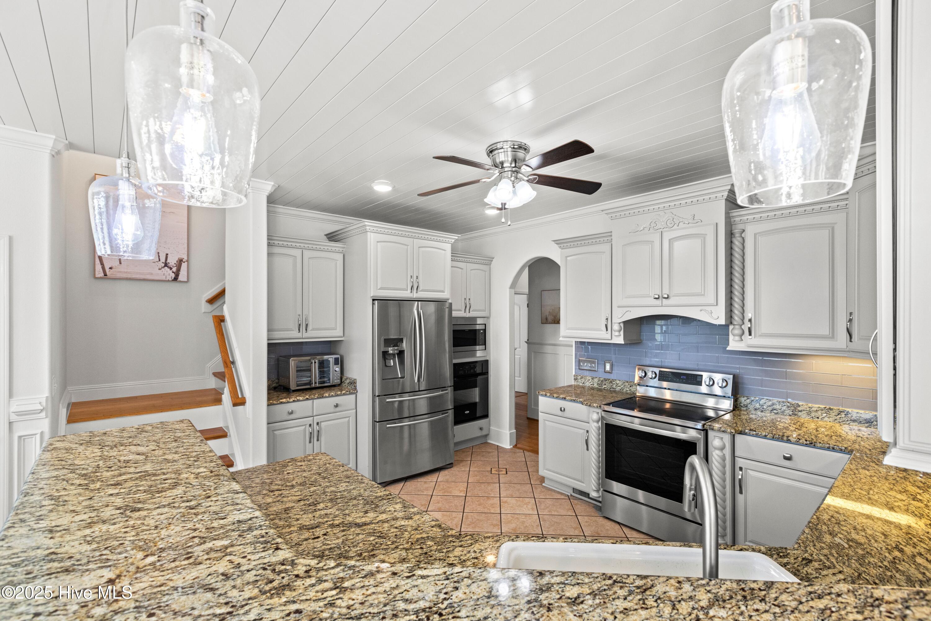 100532894 | Photo 16