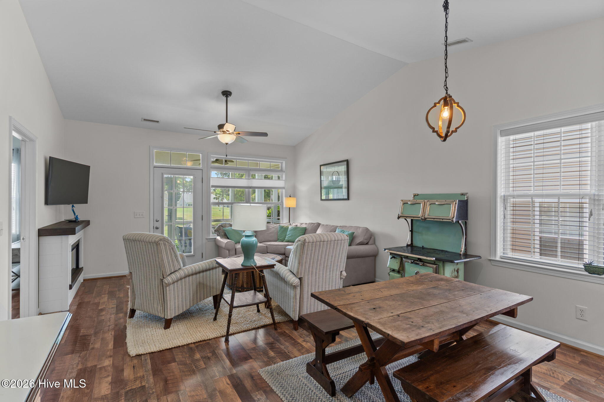 100551893 | Photo 11