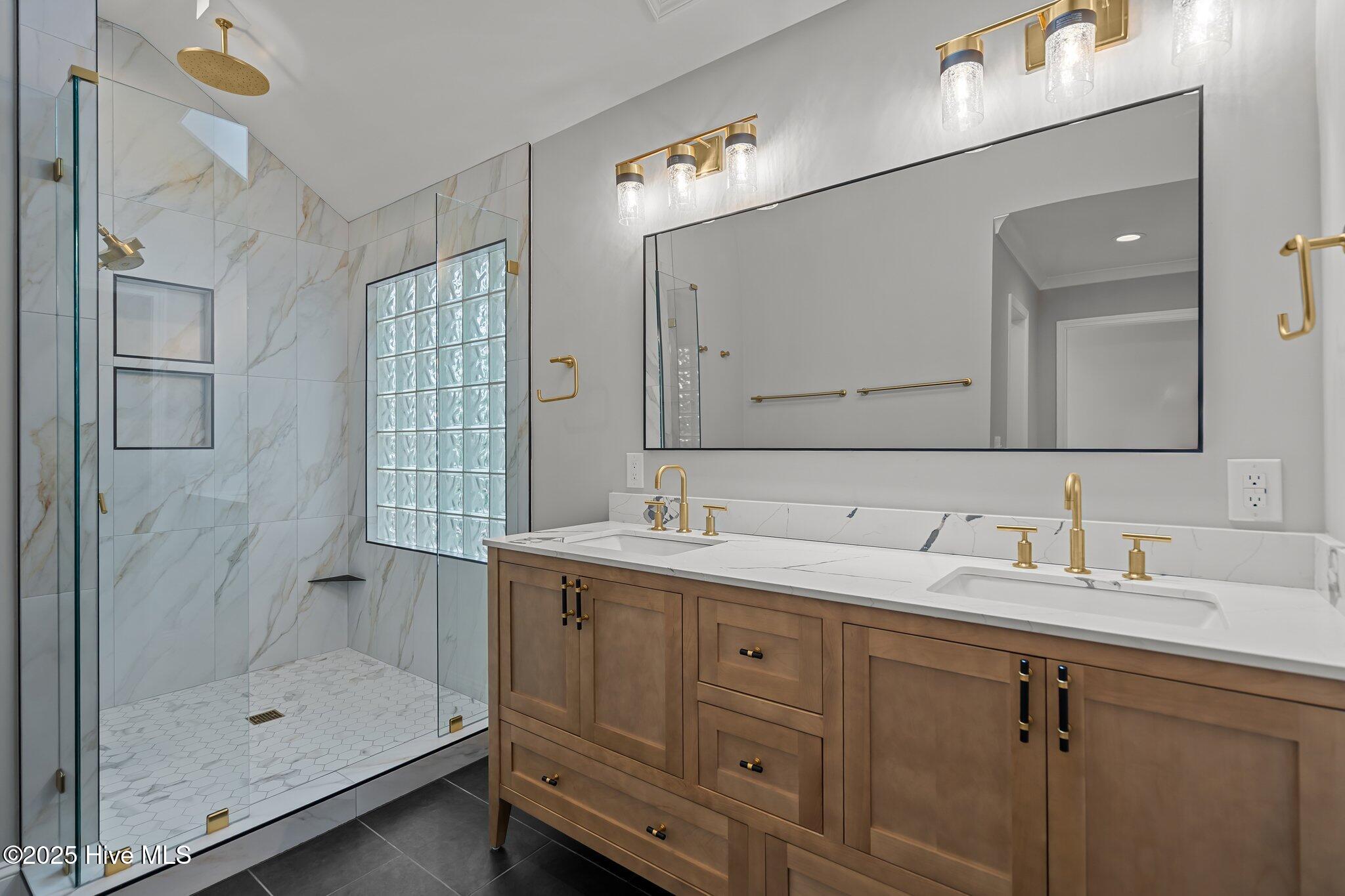 100519960 | Photo 16