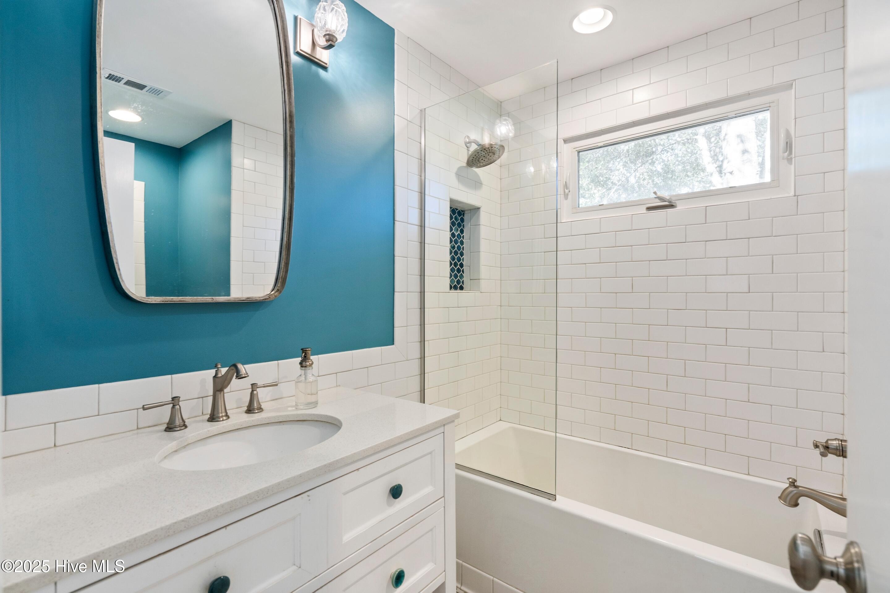 100537321 | Photo 18