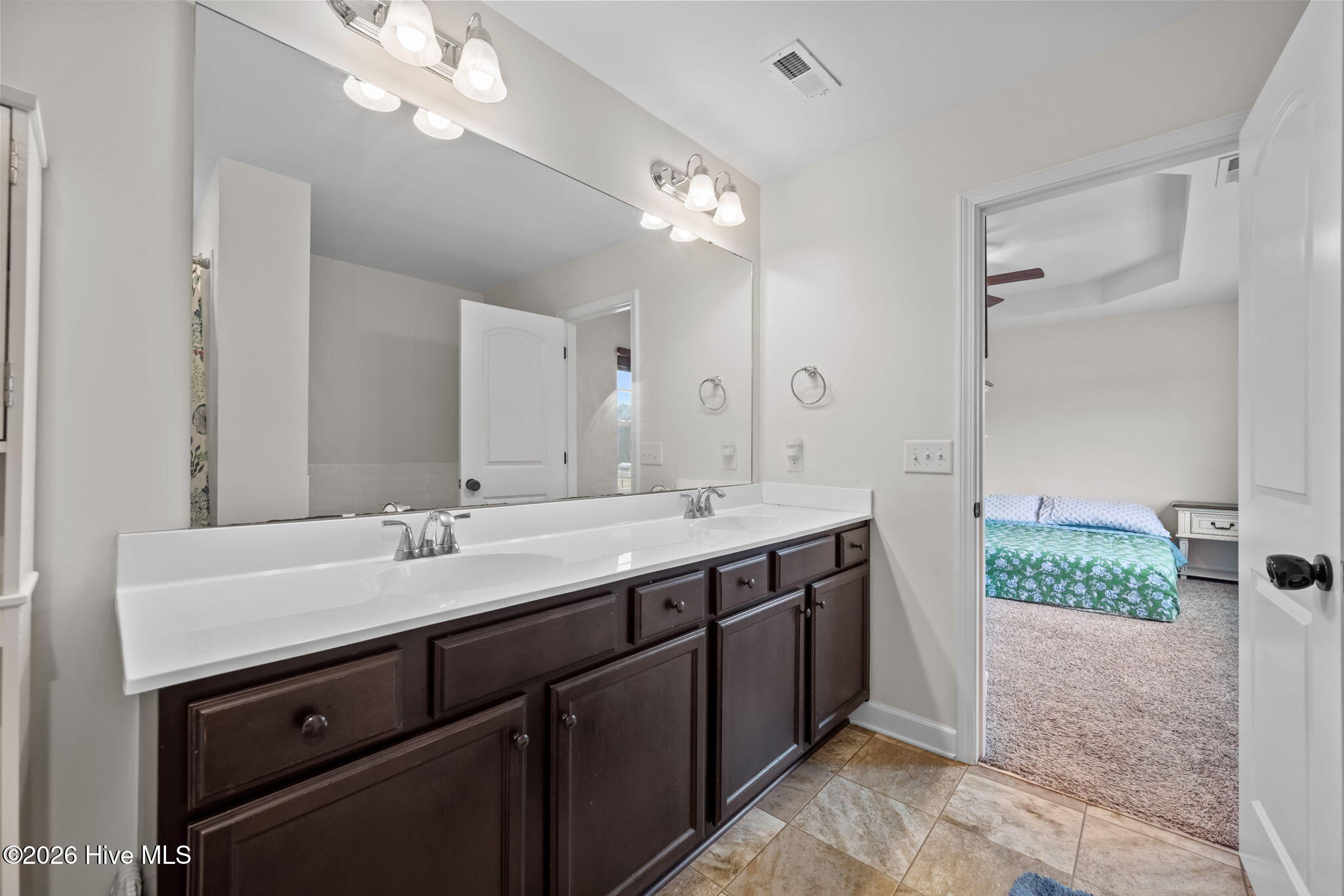 100557643 | Photo 28