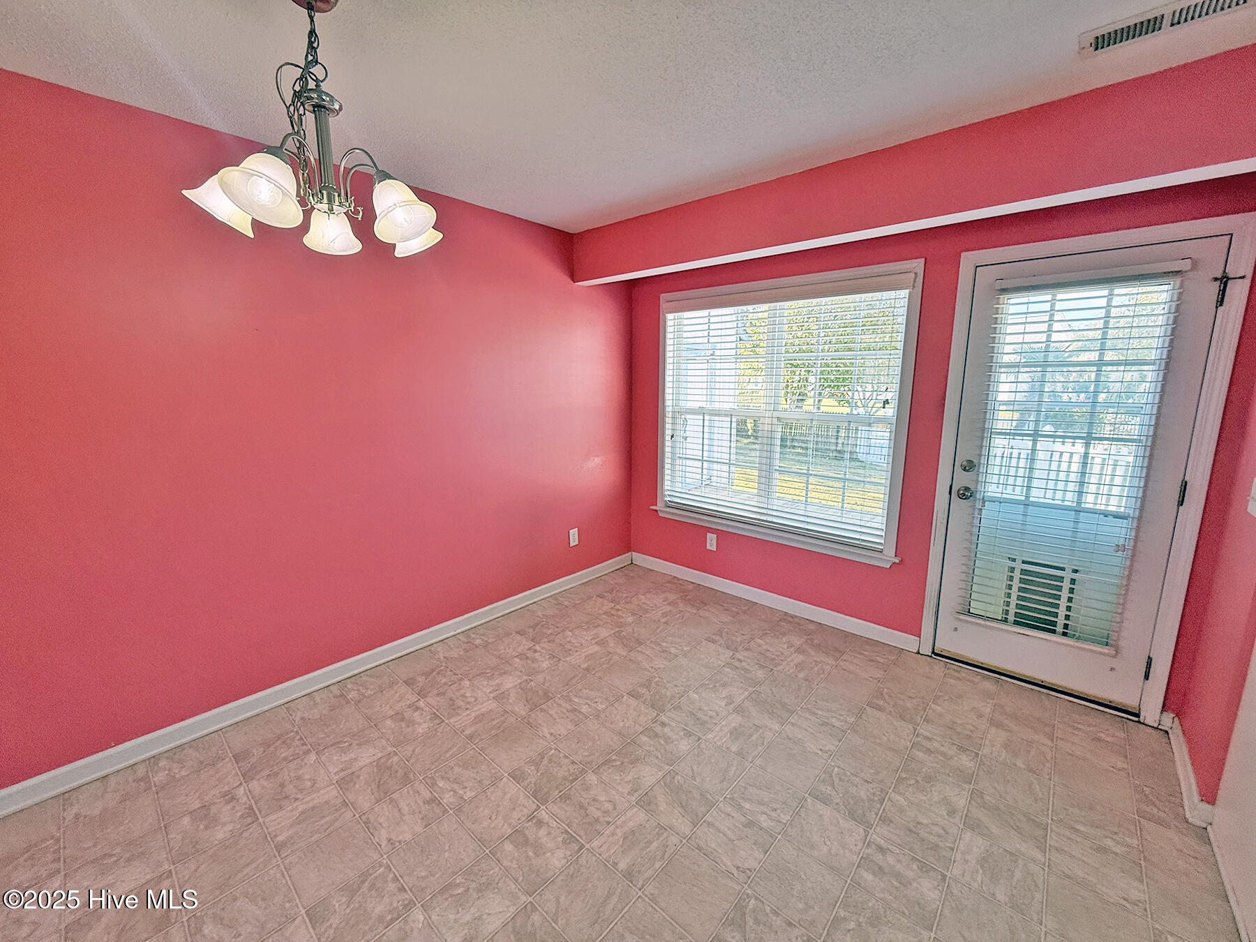 100537357 | Photo 18