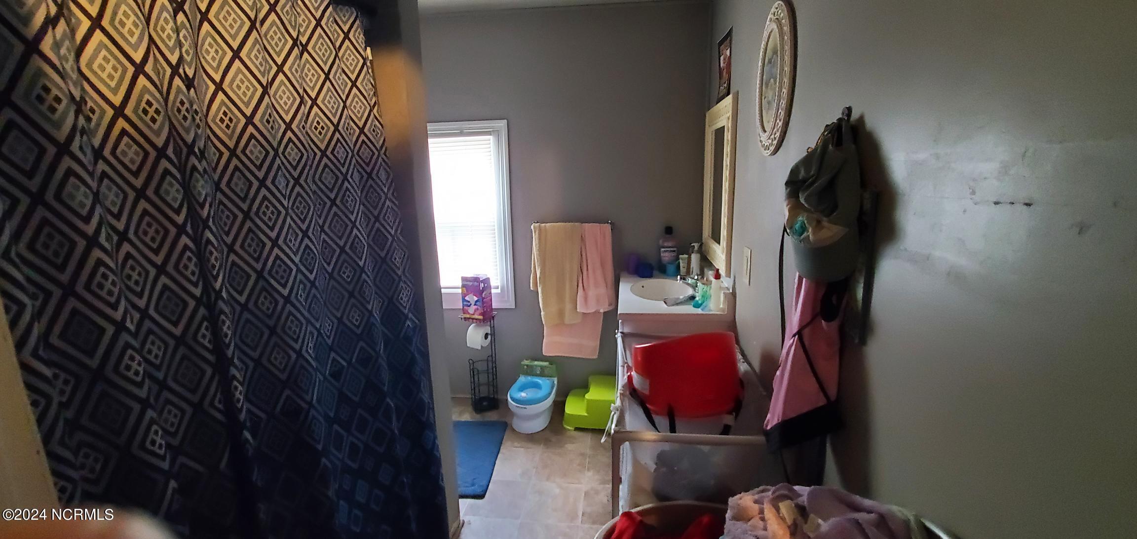 013 1st Floor Bathroom