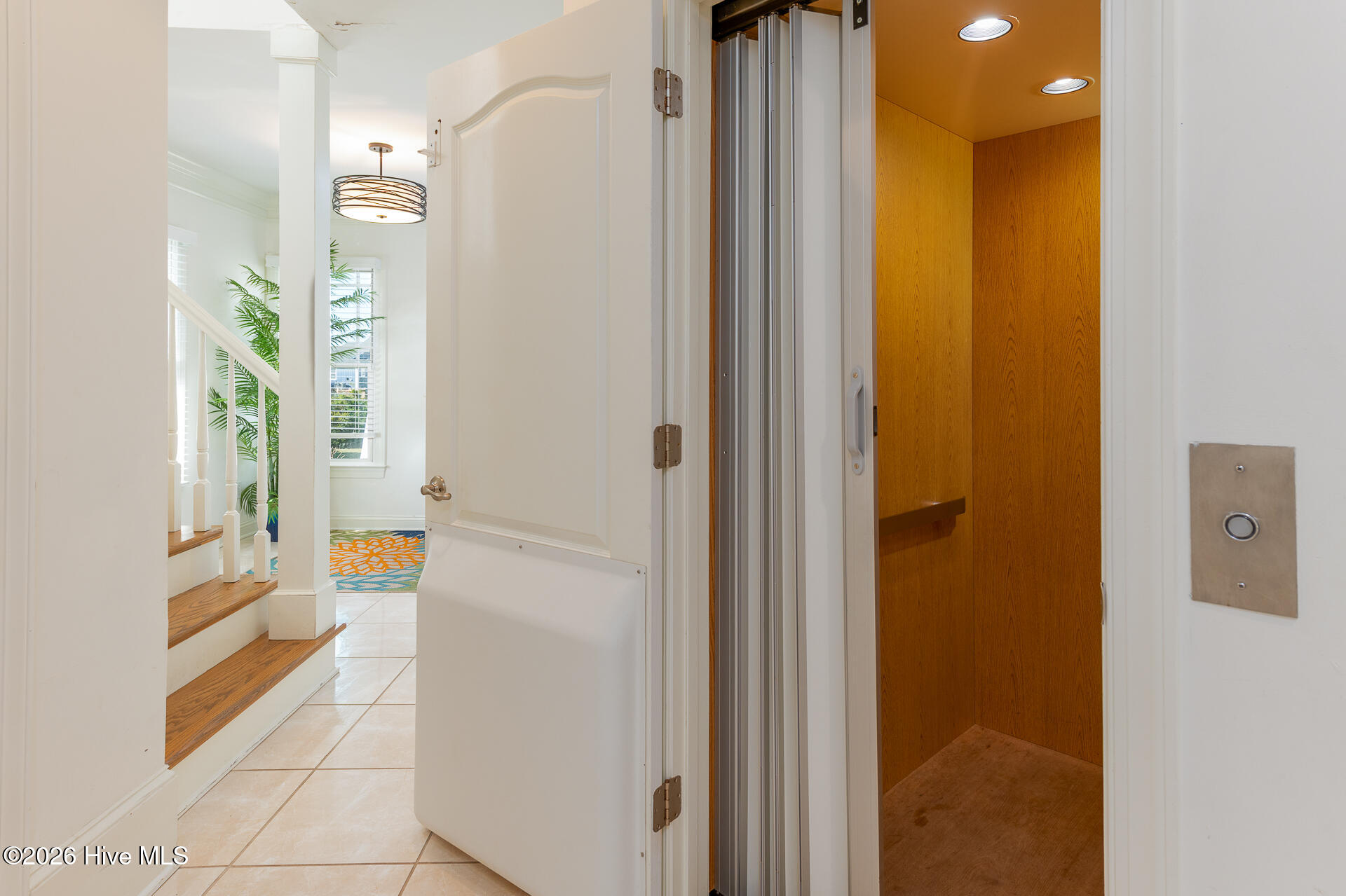 100562037 | Photo 15