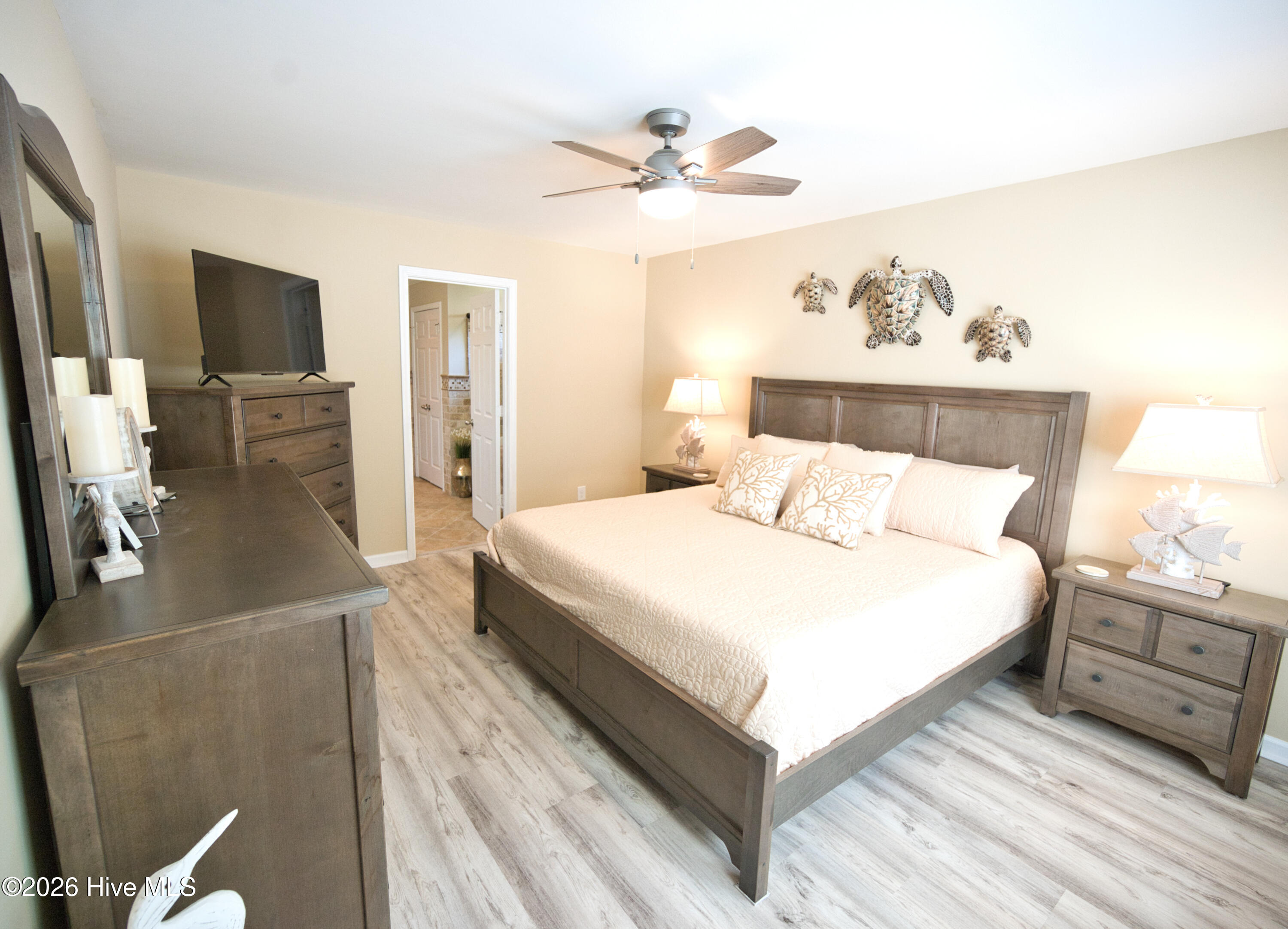 100569889 | Photo 32