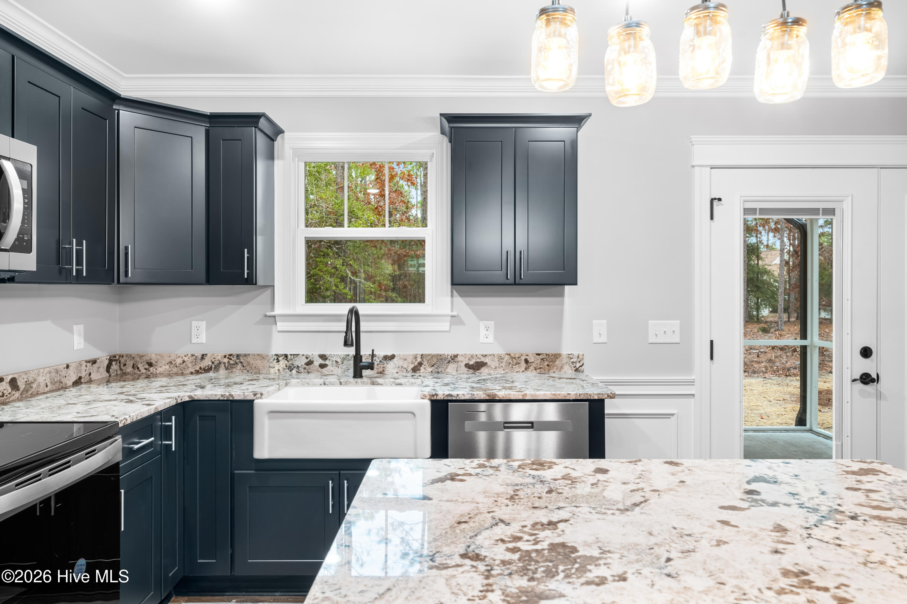 100563983 | Photo 15