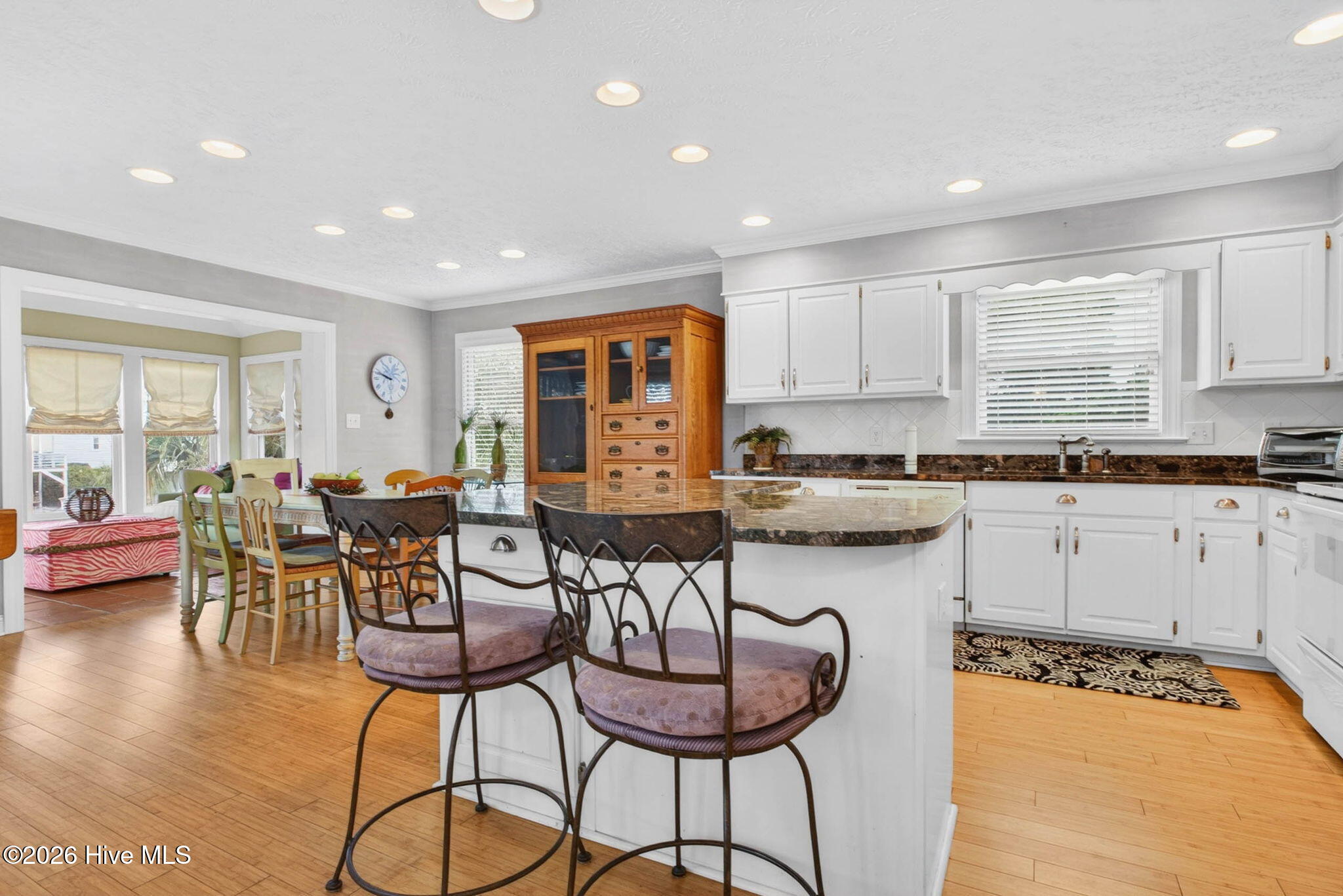 100570658 | Photo 14