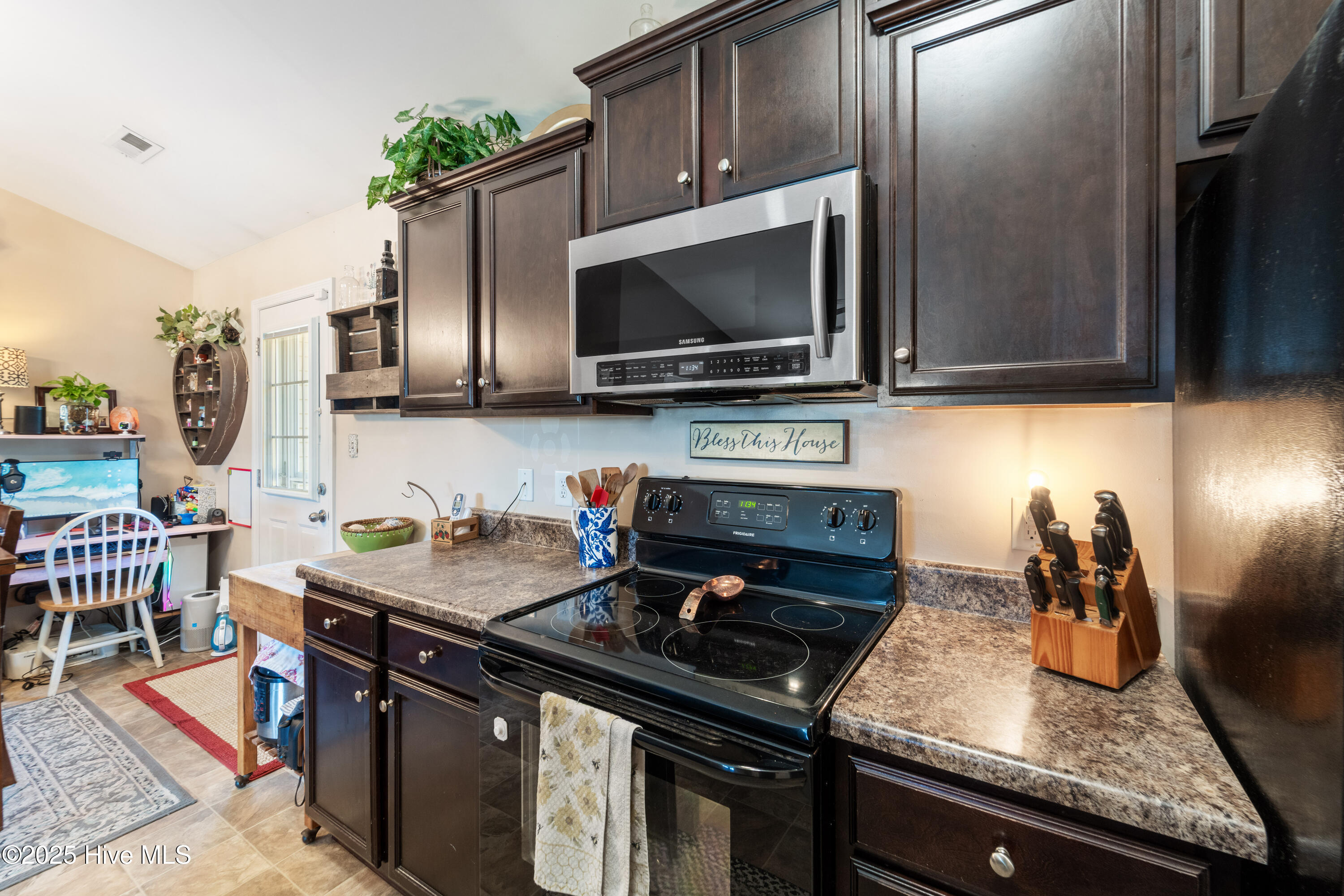 100542188 | Photo 15