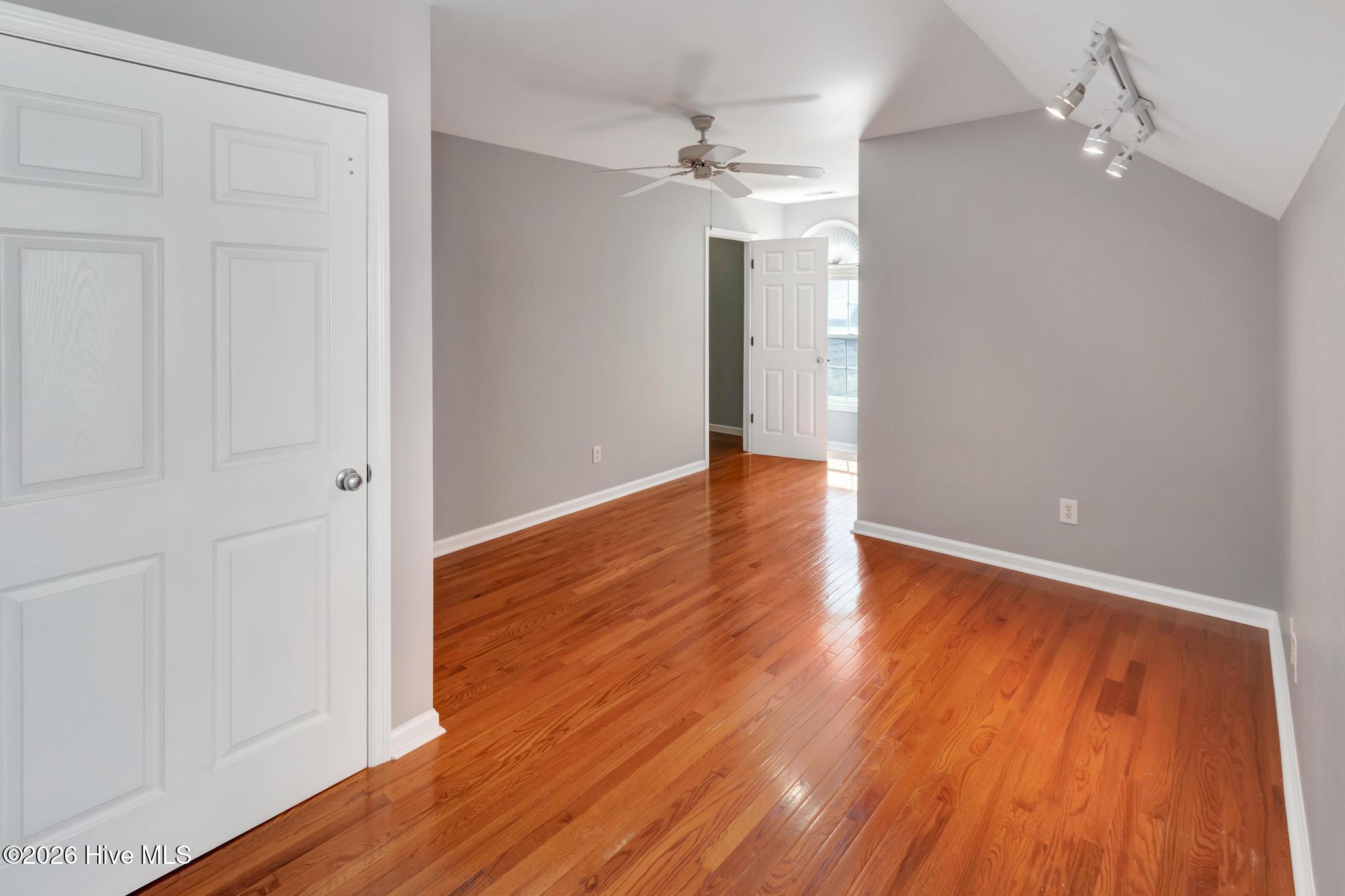 100569347 | Photo 25