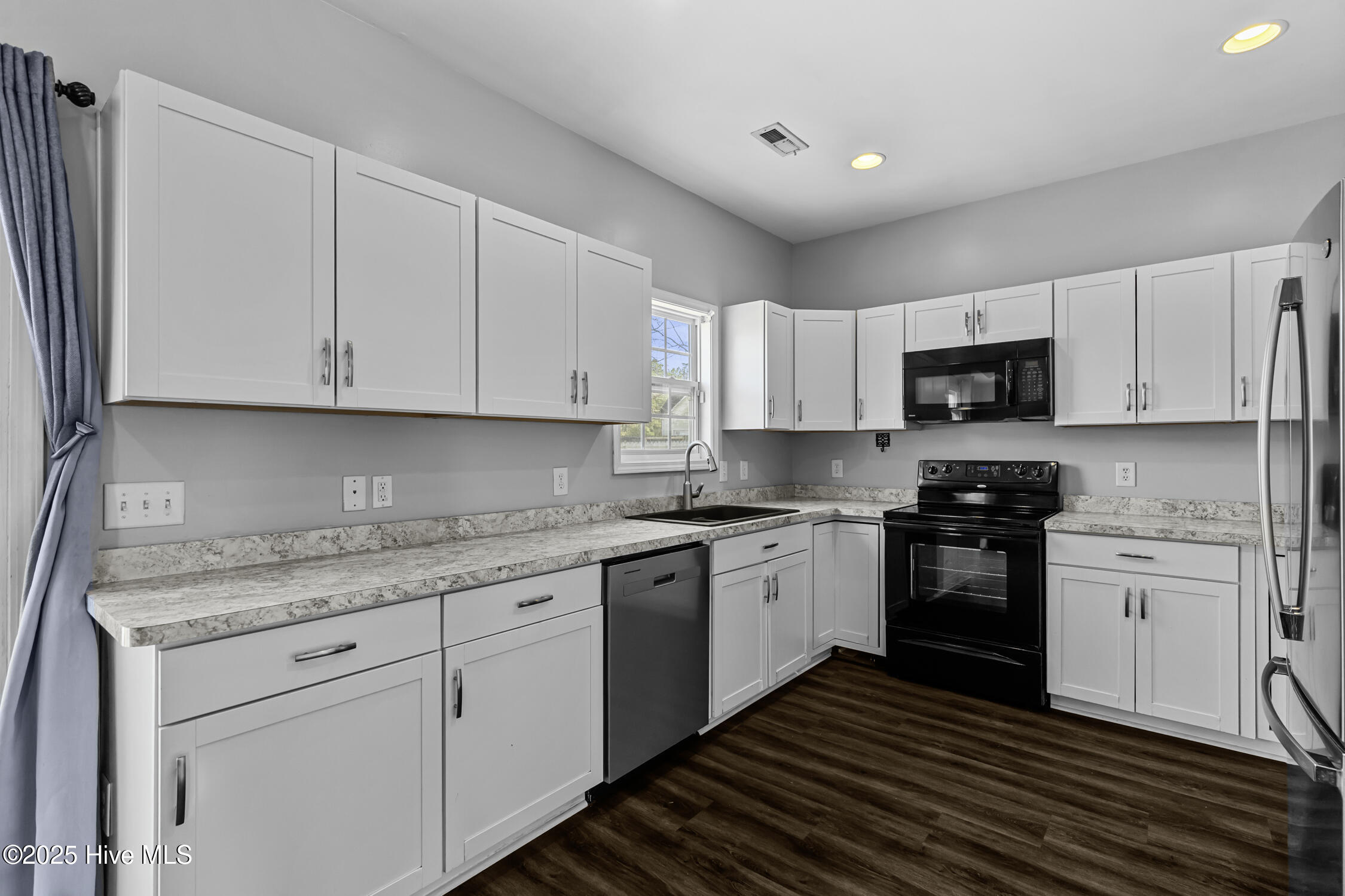 100545570 | Photo 11