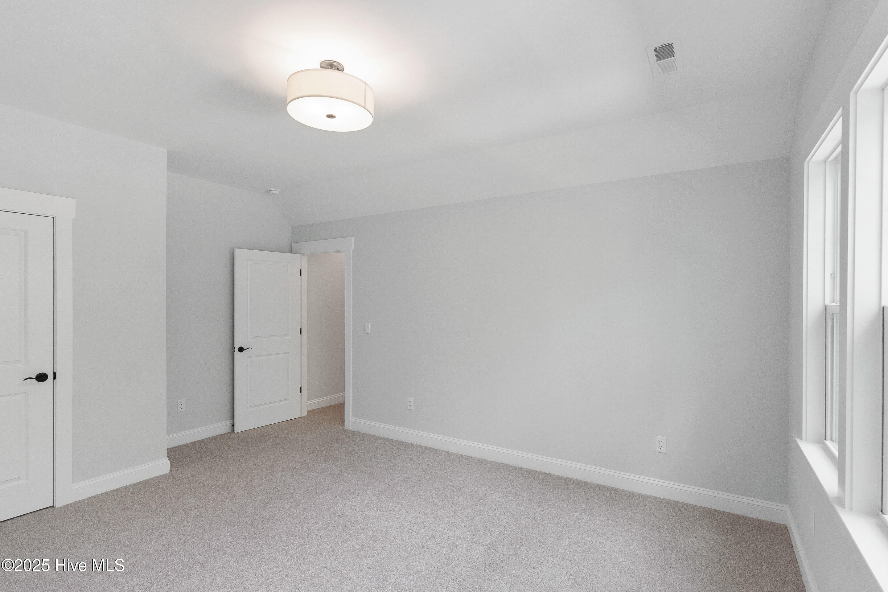 100487716 | Photo 43