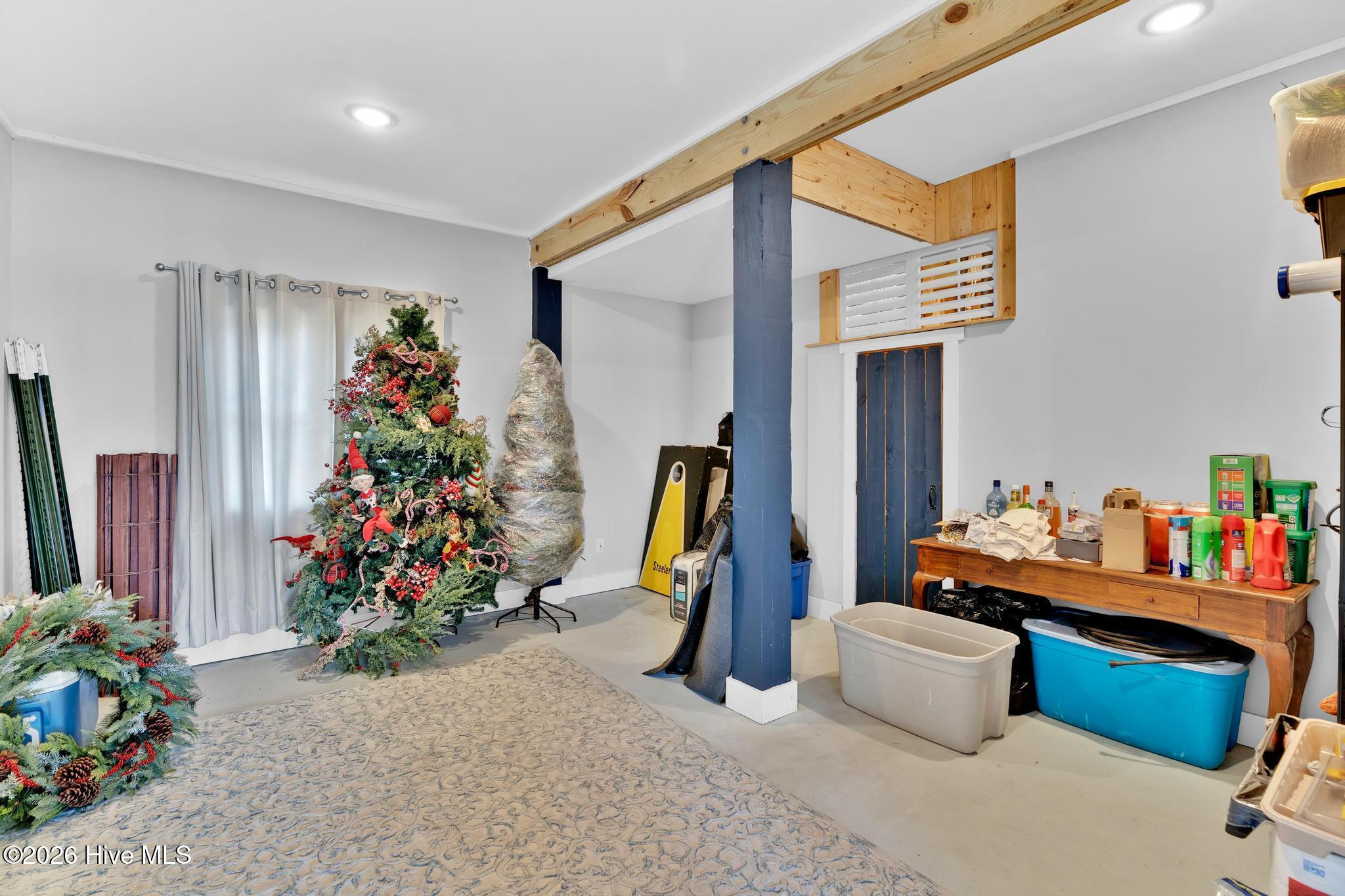 100548607 | Photo 35