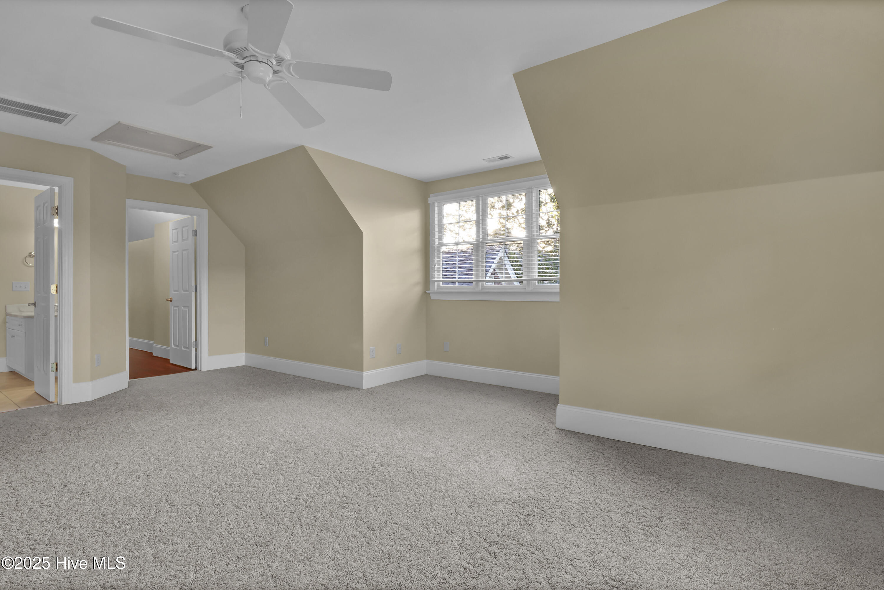 100535642 | Photo 51