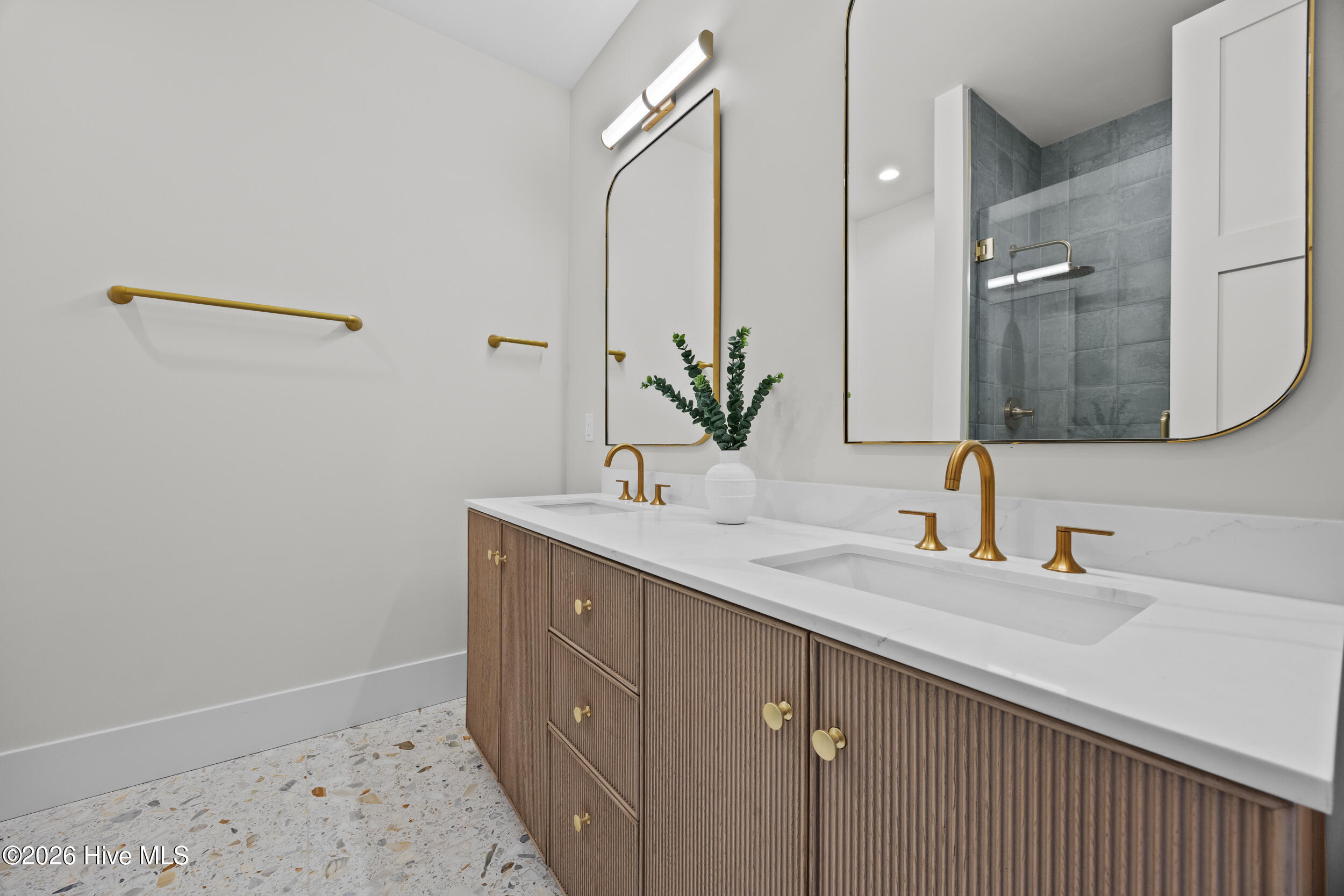 100561987 | Photo 56