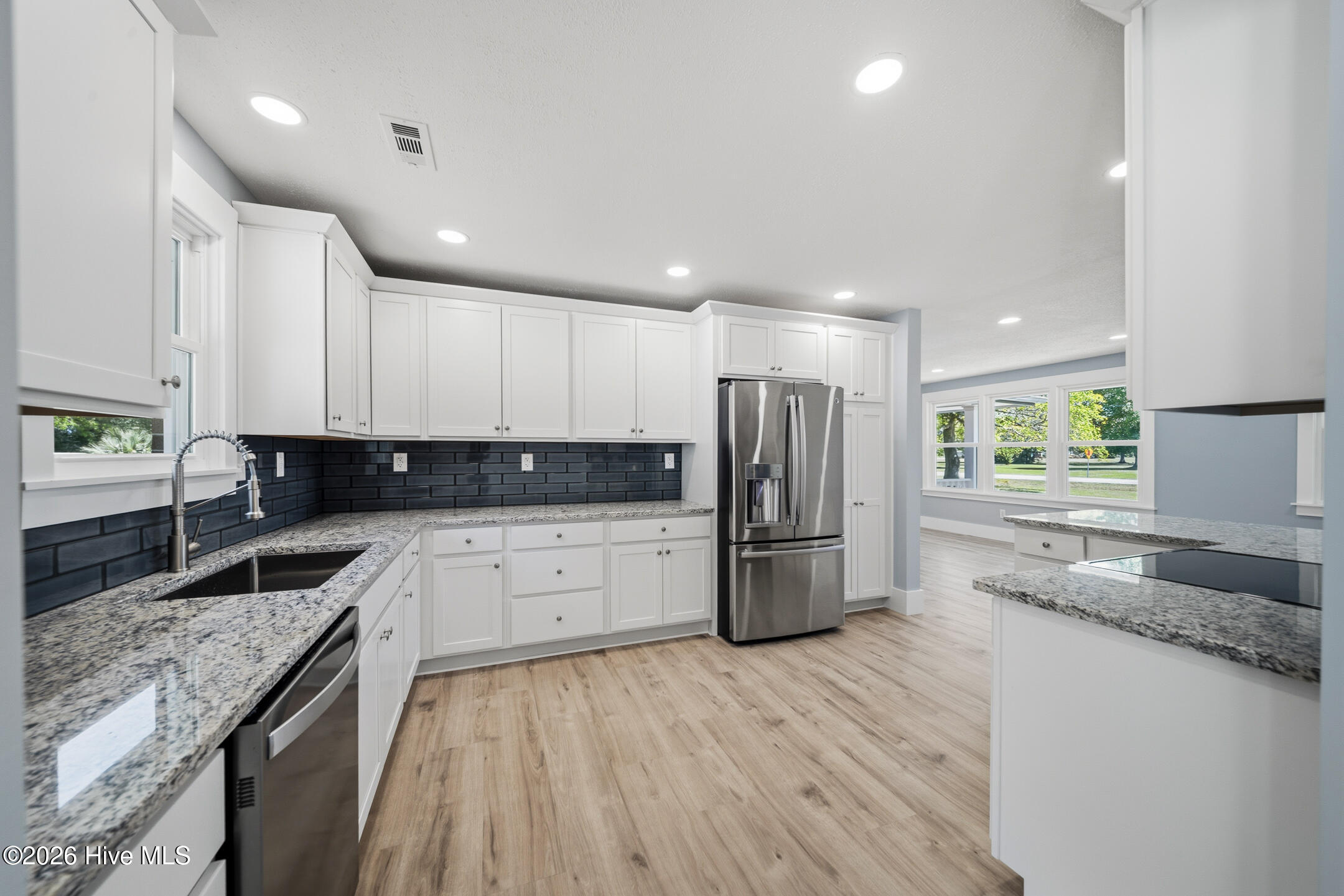 100570664 | Photo 14