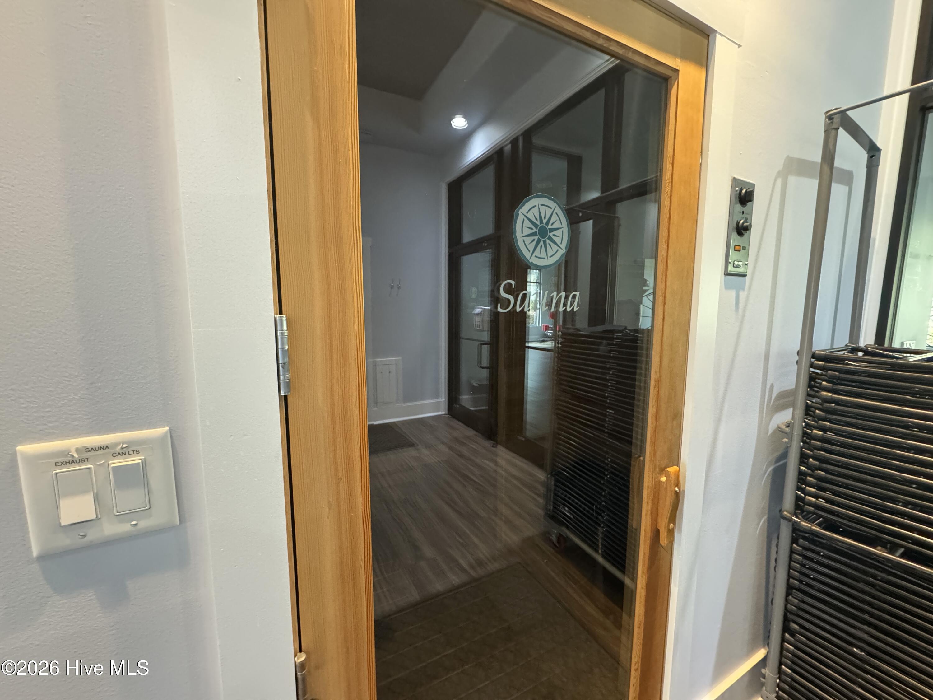 100564015 | Photo 46