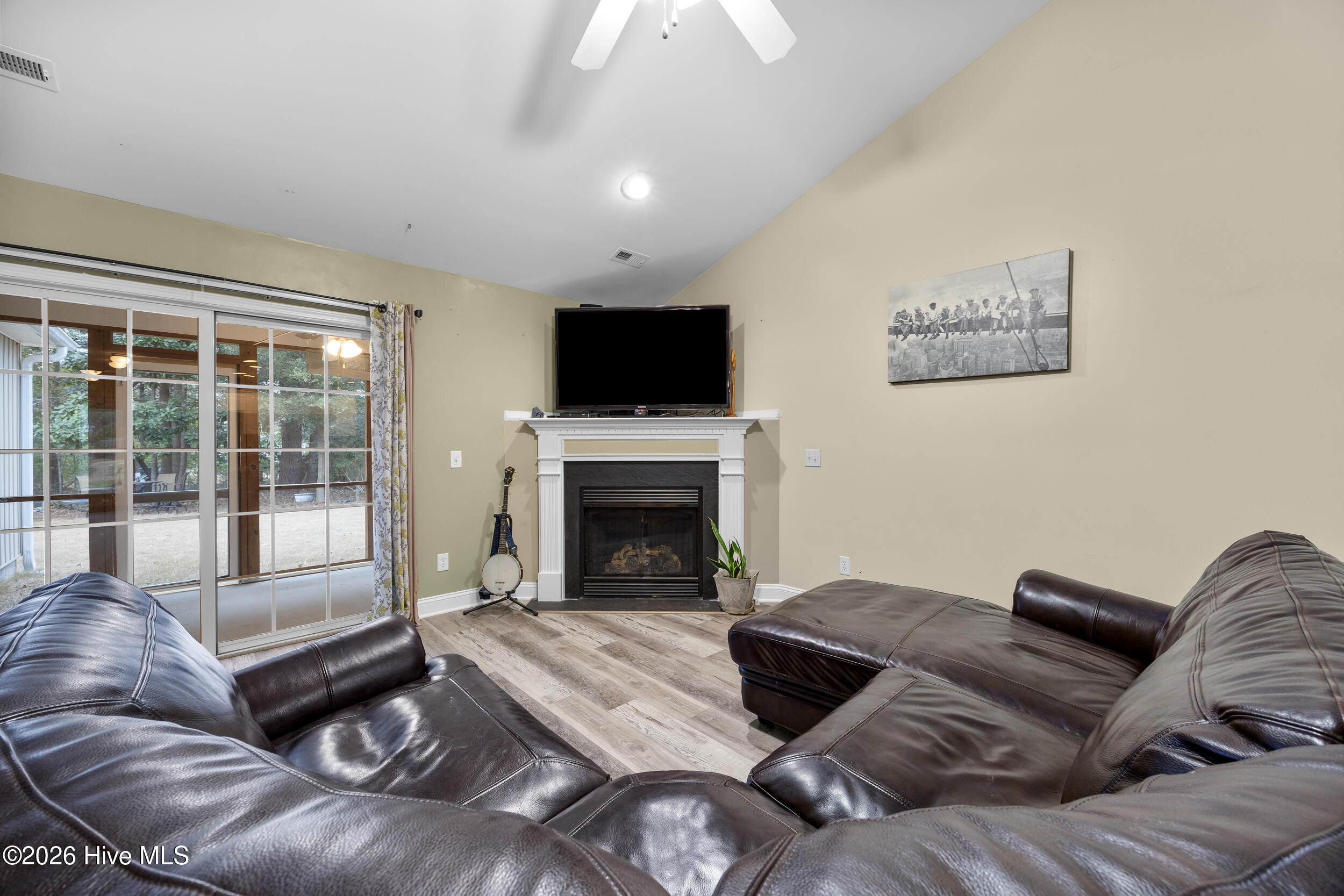 100549388 | Photo 11