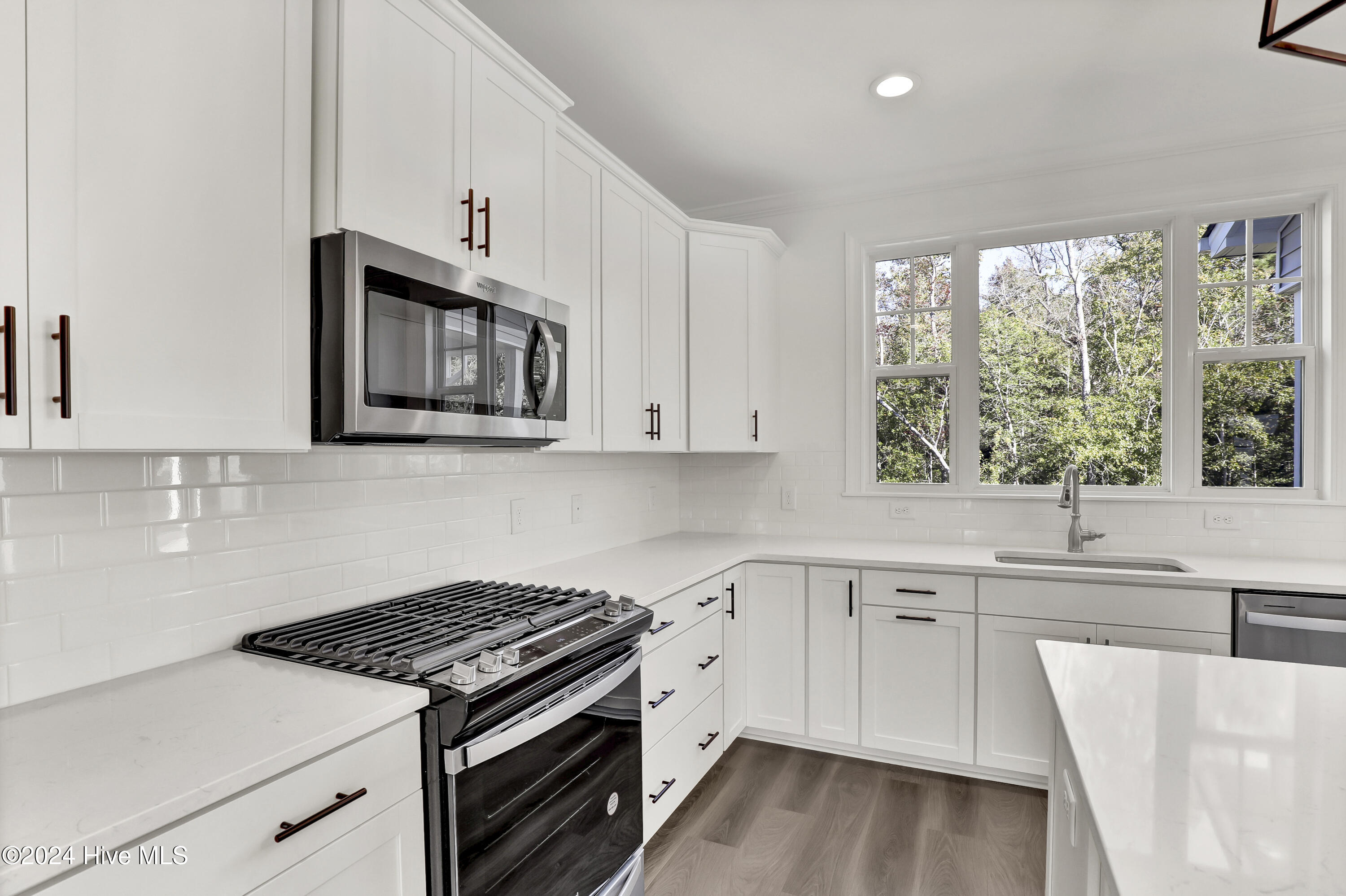 100477041 | Photo 11