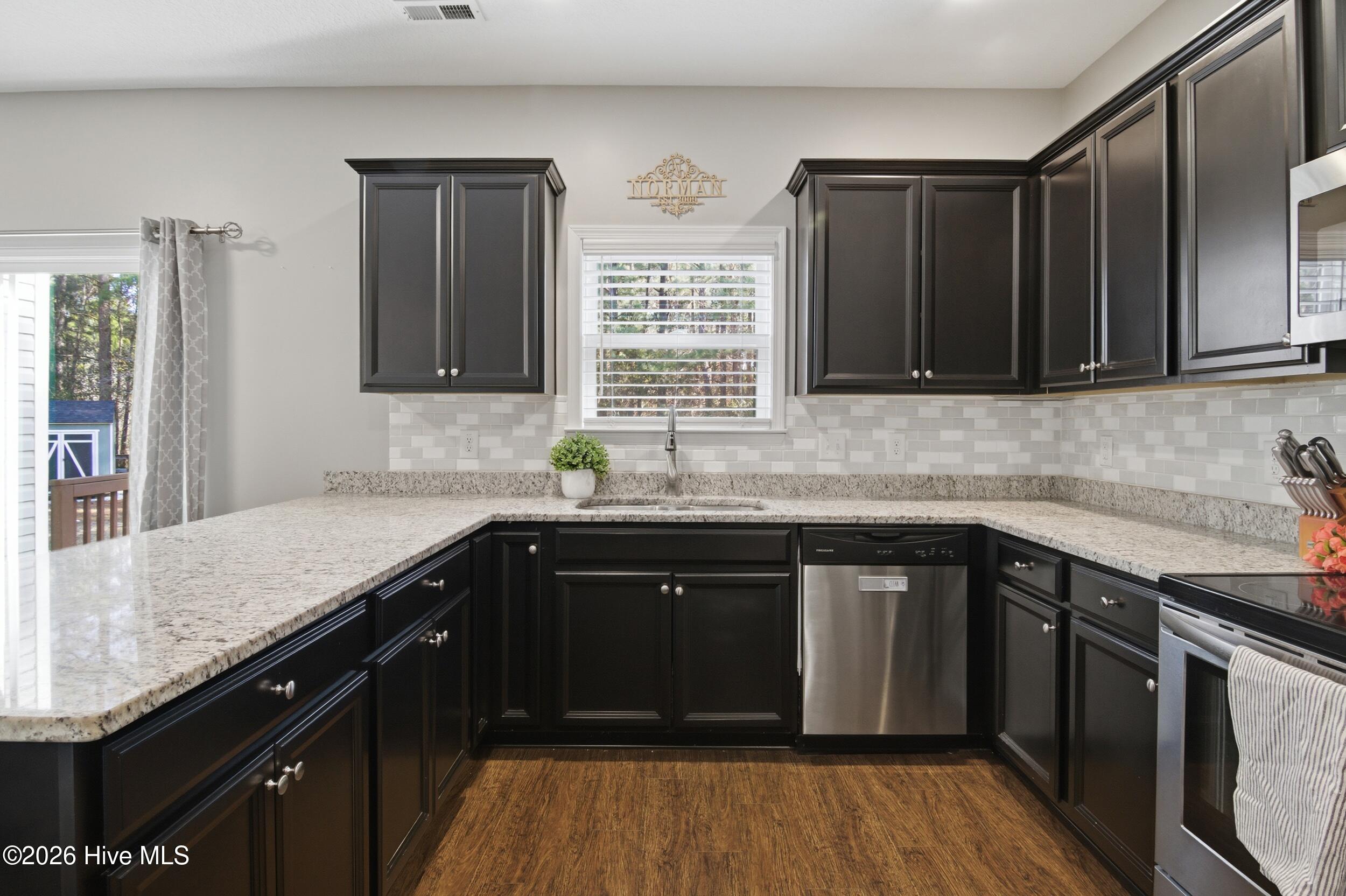 100552695 | Photo 24