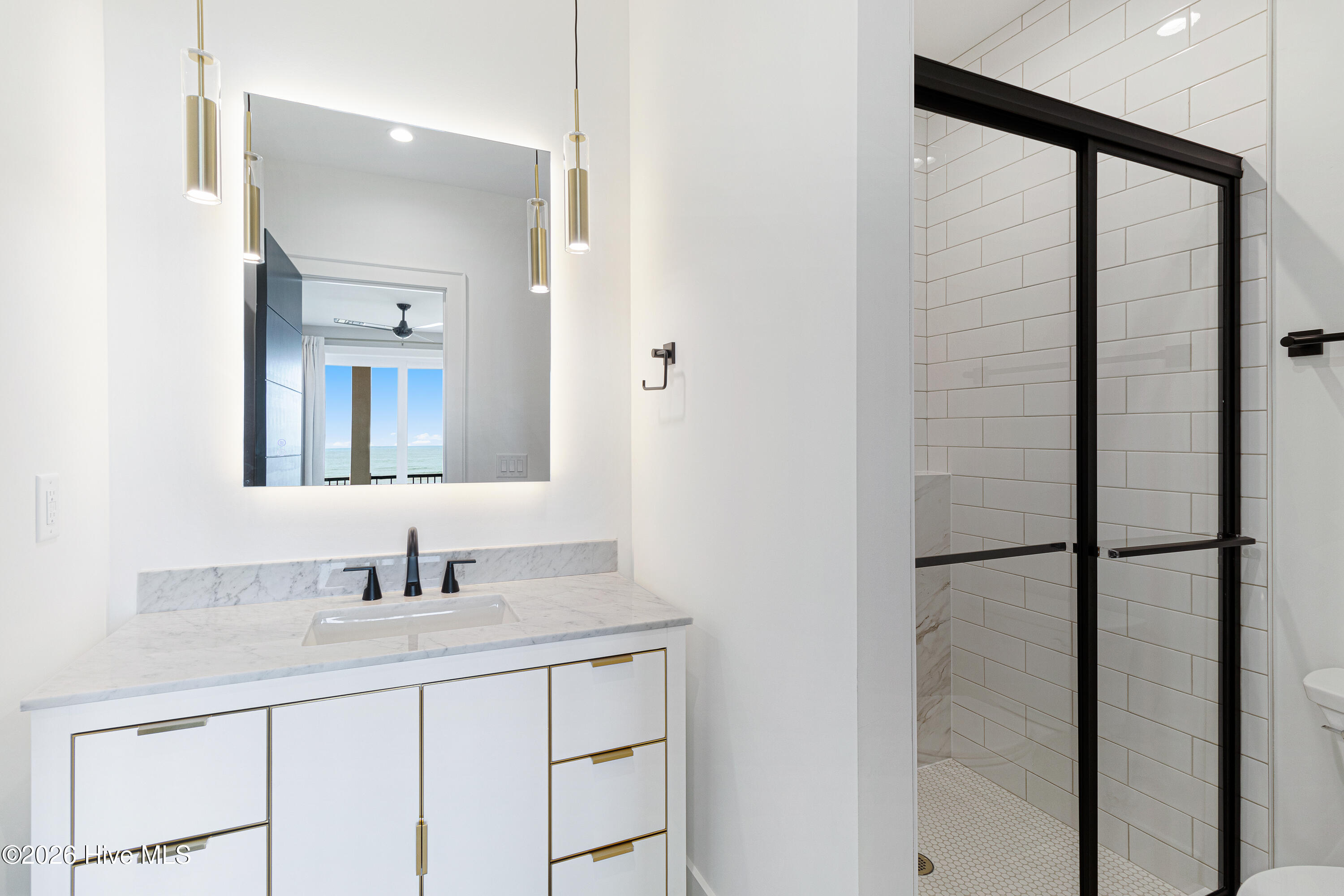 100567195 | Photo 41