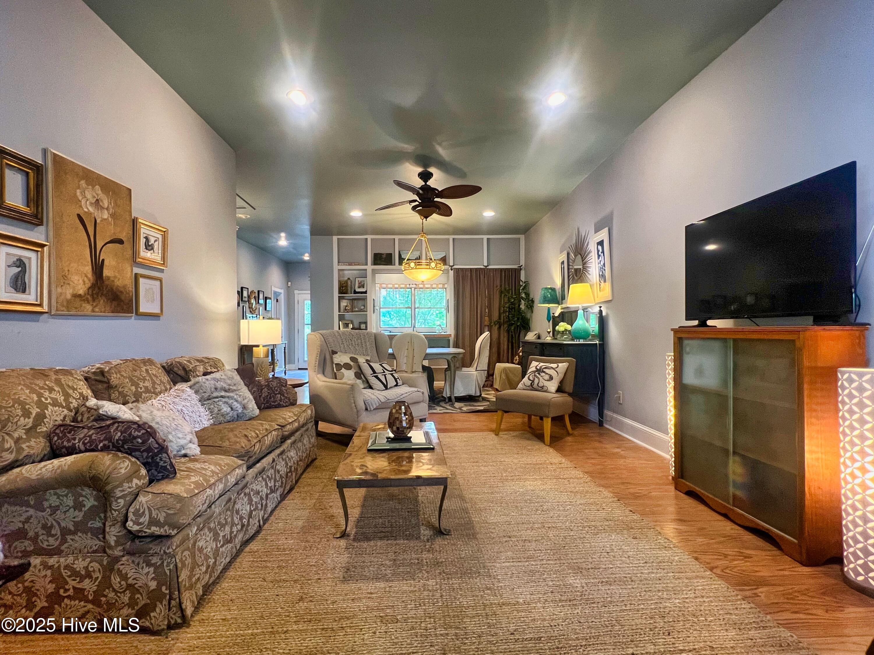 100509231 | Photo 21