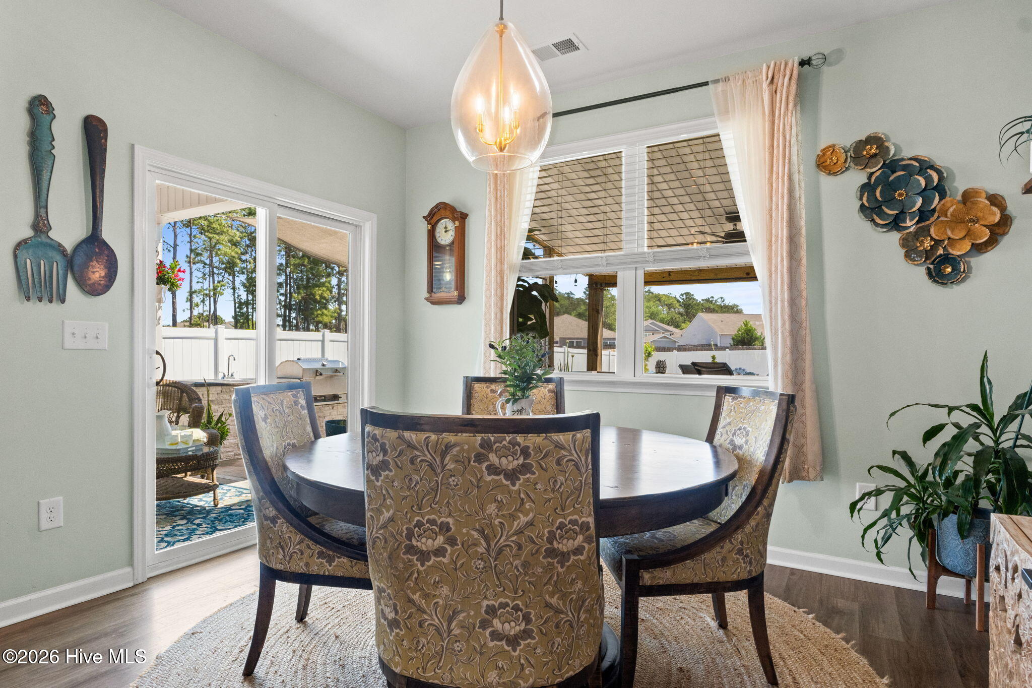 100568064 | Photo 12