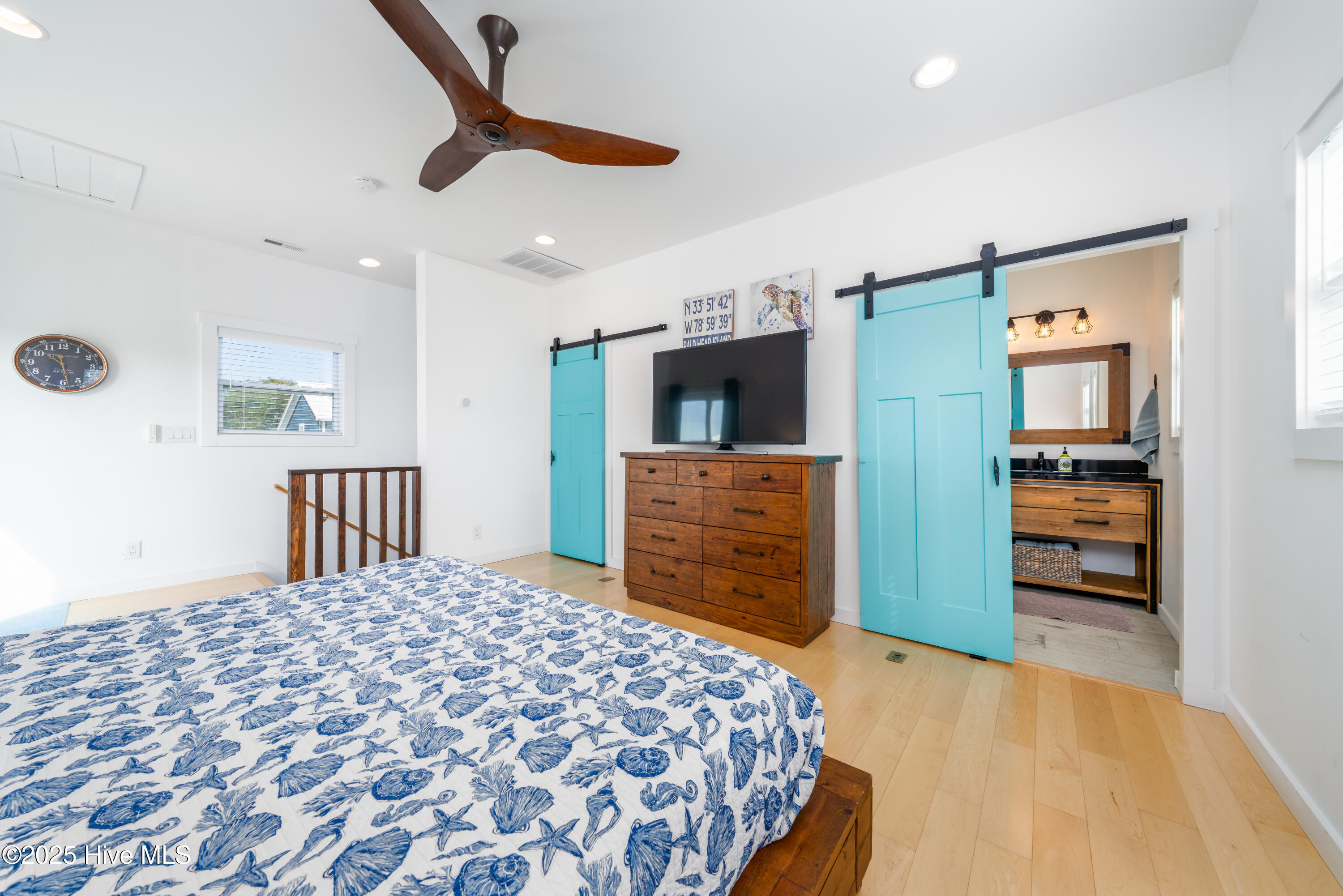 100494864 | Photo 21