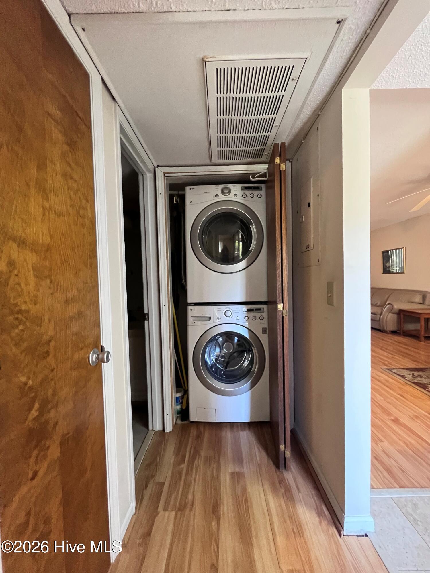 100569939 | Photo 10