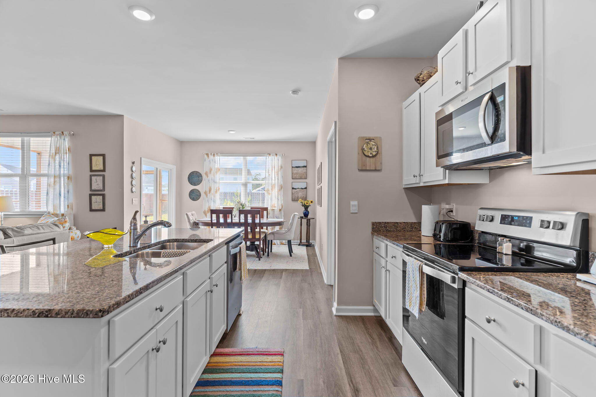 100569205 | Photo 25