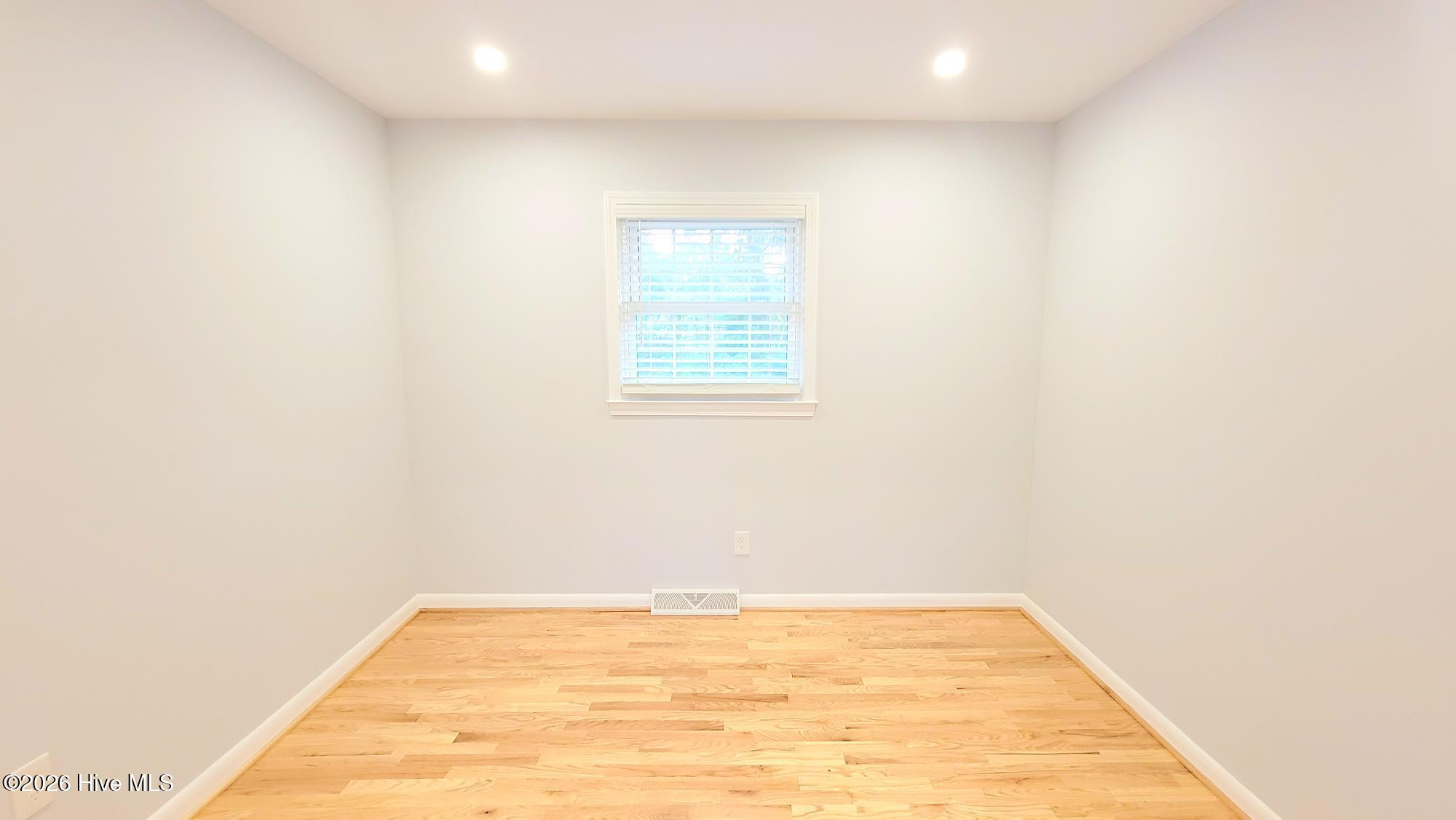 100548786 | Photo 10