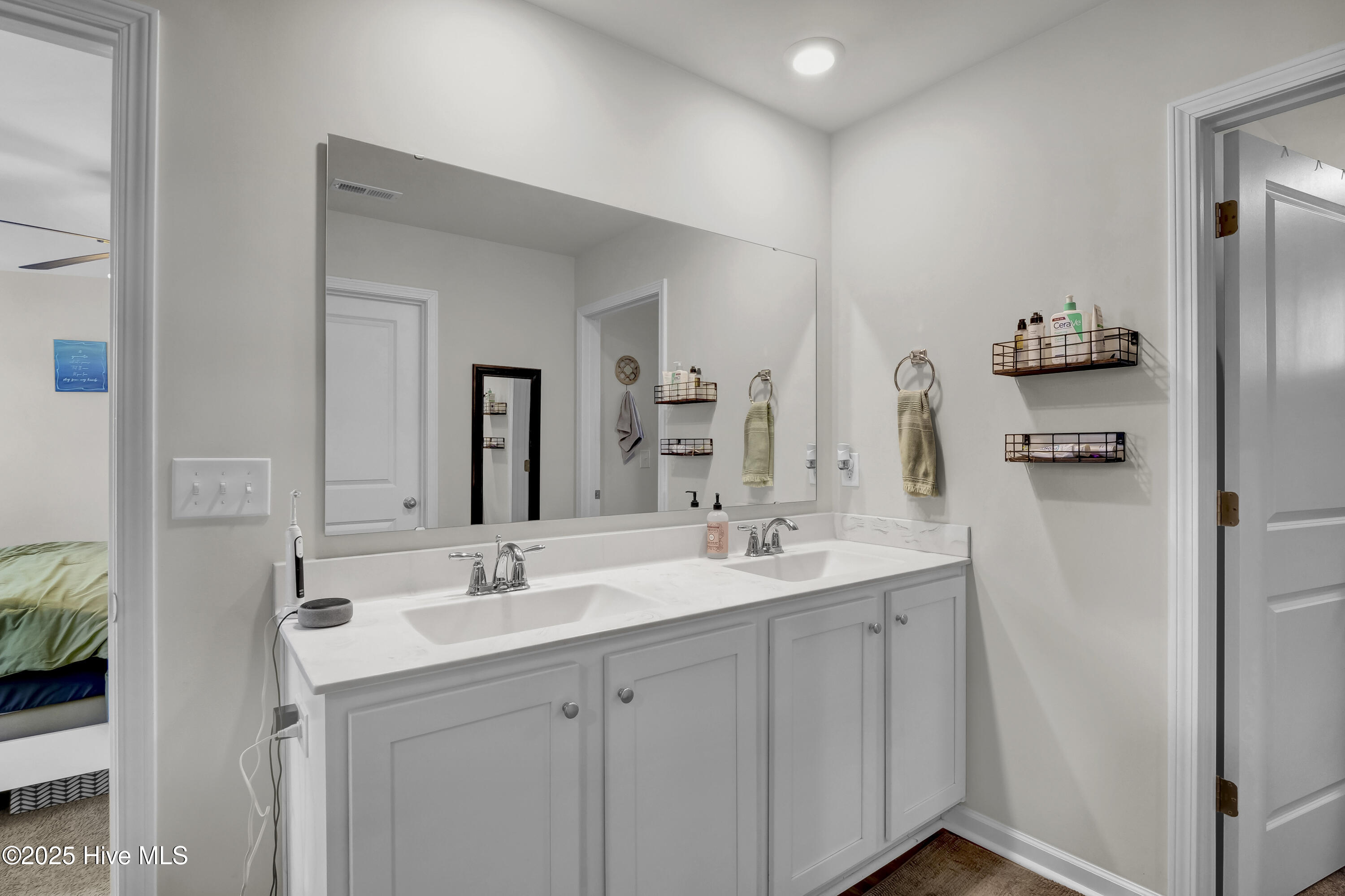 100561368 | Photo 19