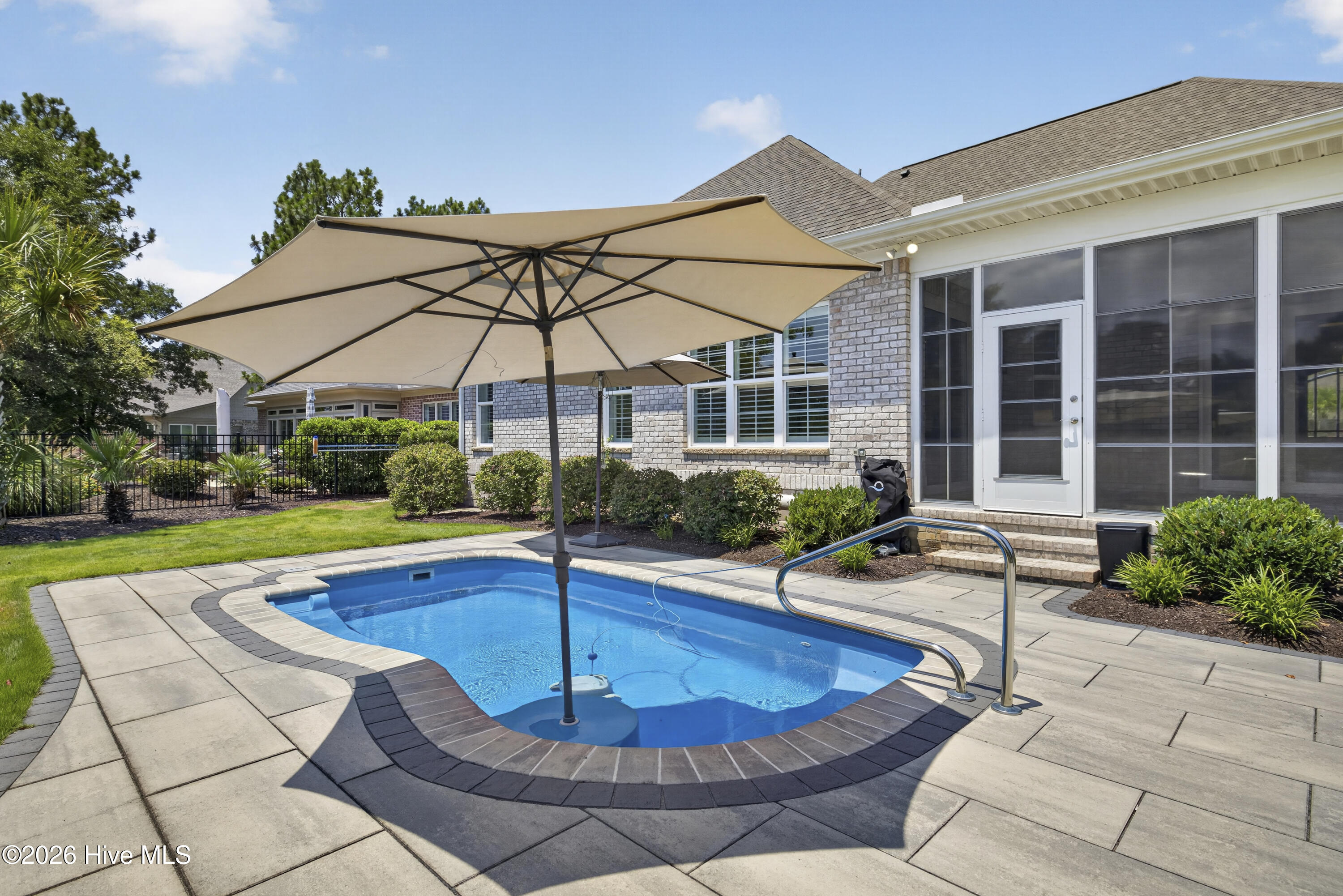 100587709 | Photo 45