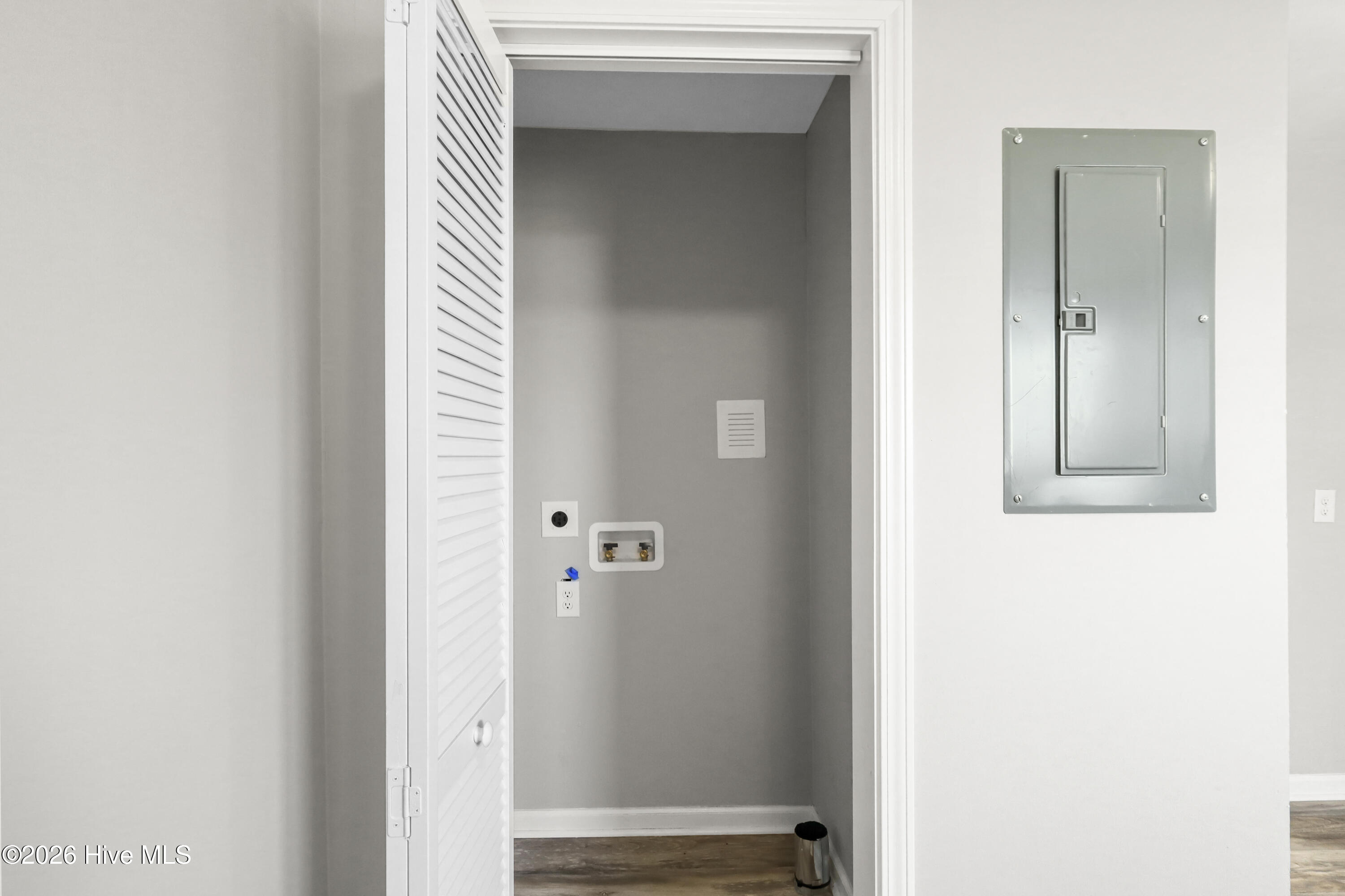 100560187 | Photo 11