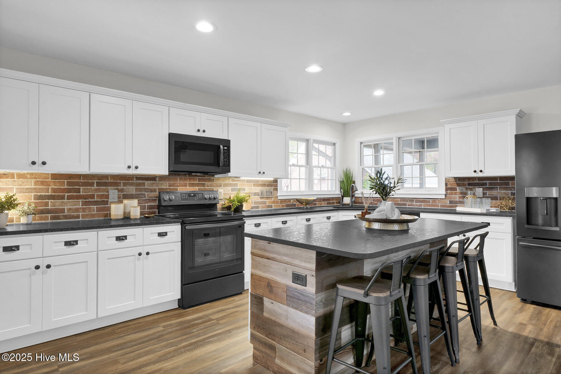 100545503 | Photo 28