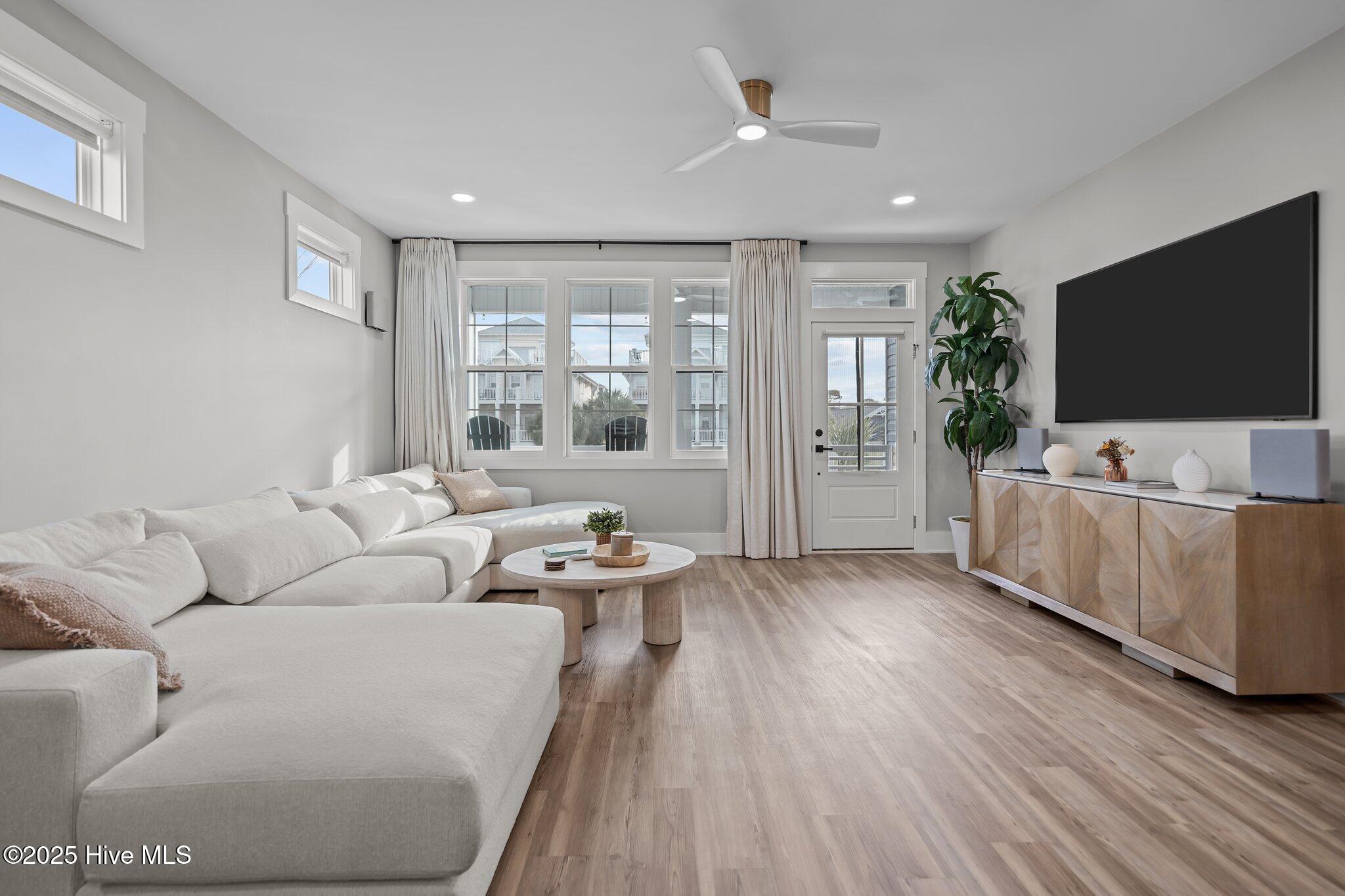 100537870 | Photo 25