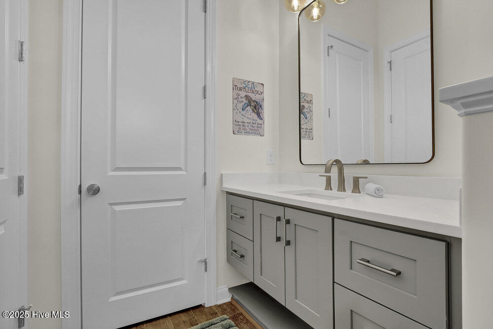 100499001 | Photo 34