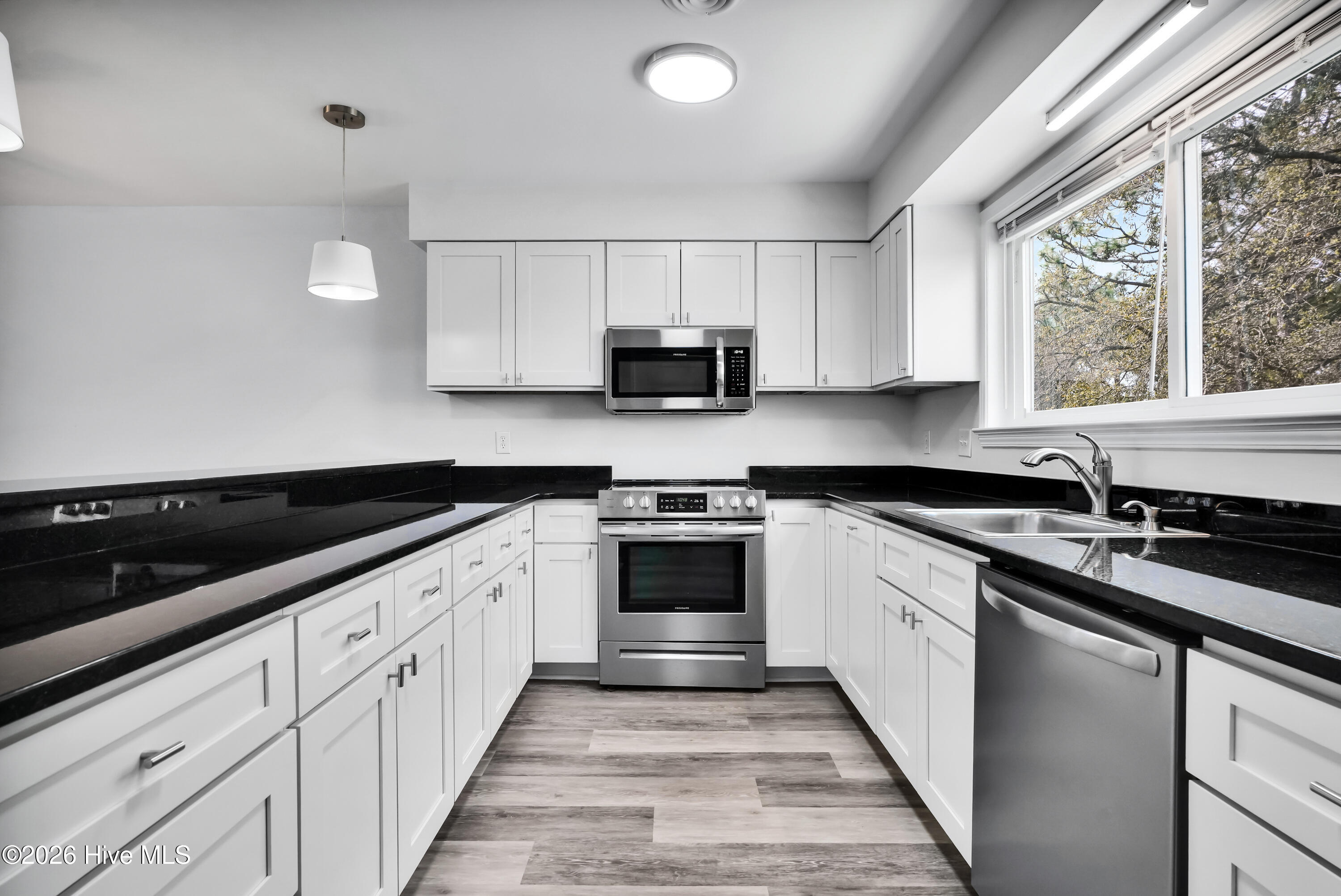 100564940 | Photo 13