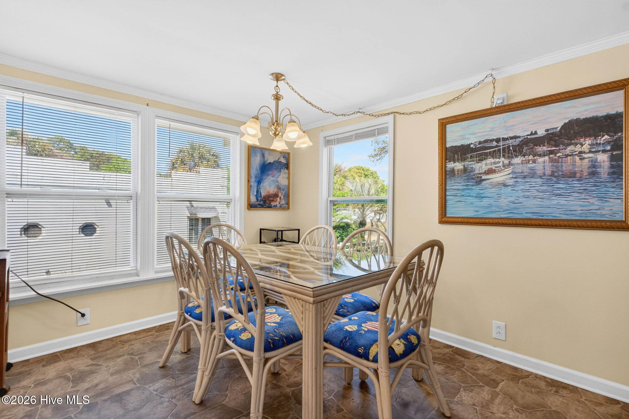 100567850 | Photo 16