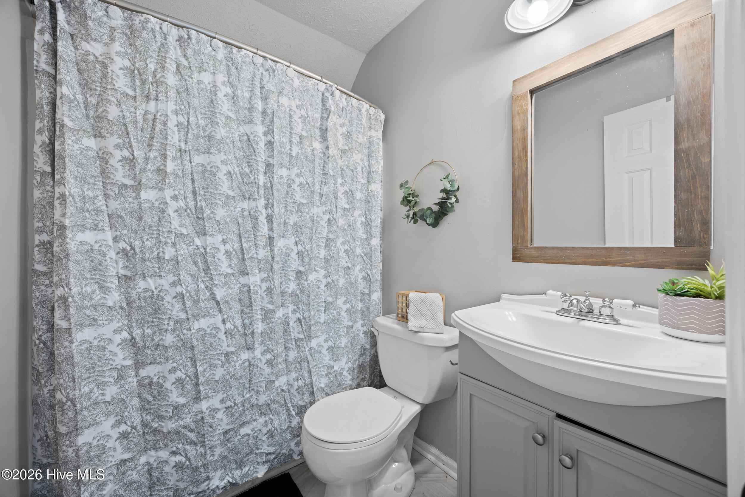 100547989 | Photo 25