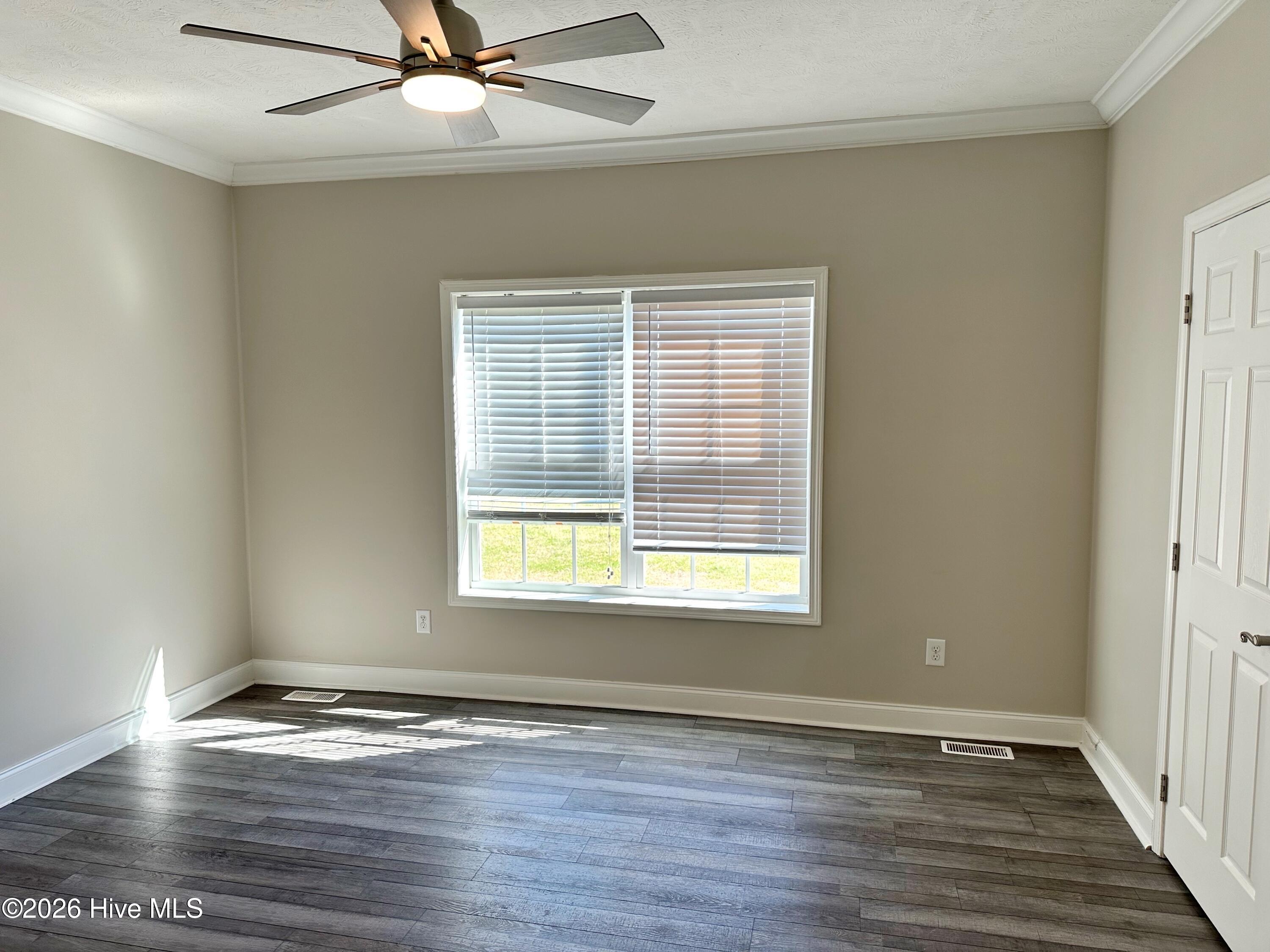 100562100 | Photo 15