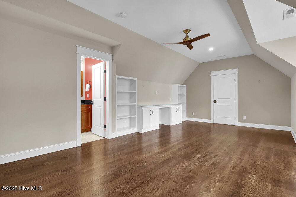 100537011 | Photo 51