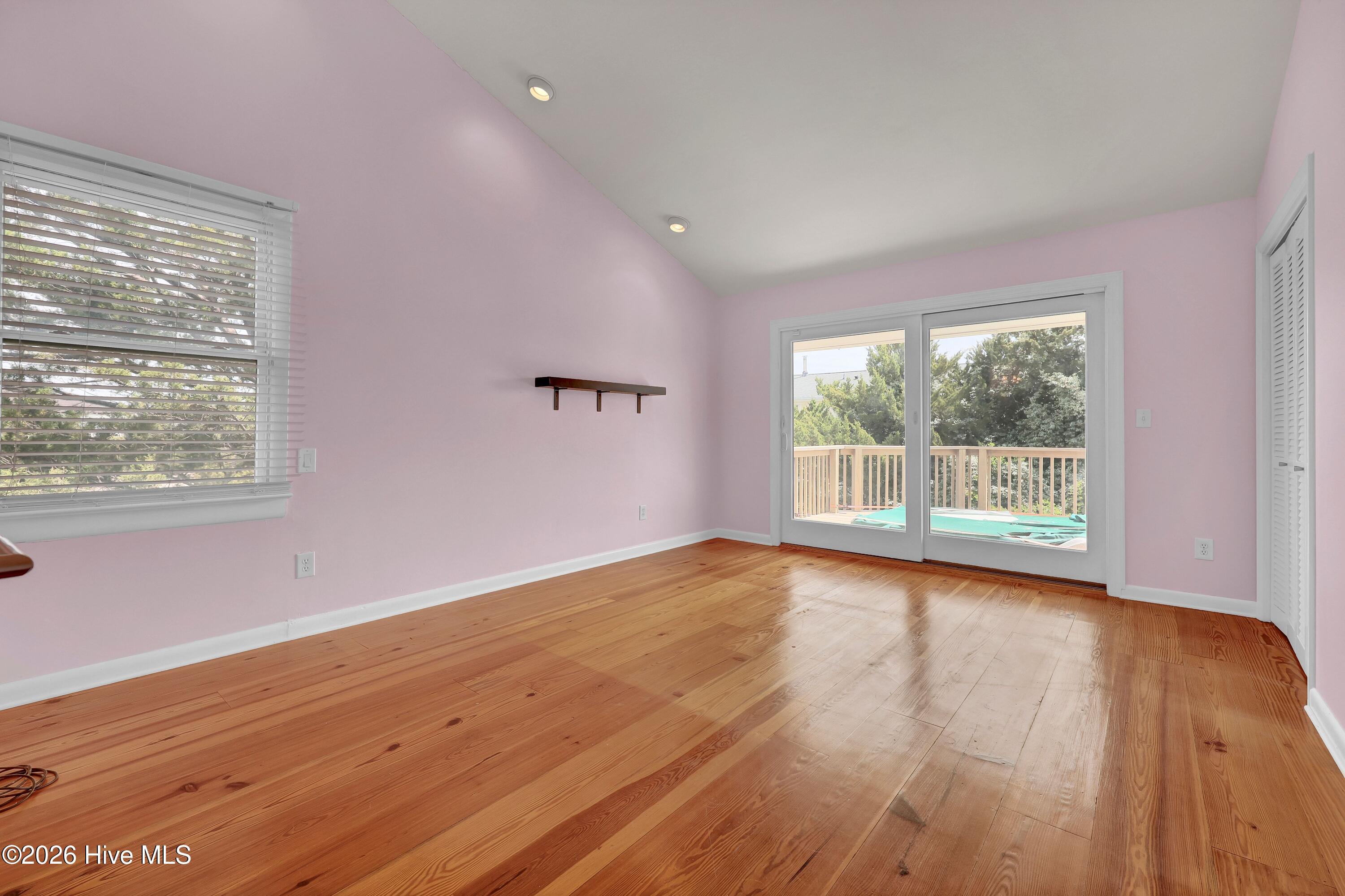 100565989 | Photo 12