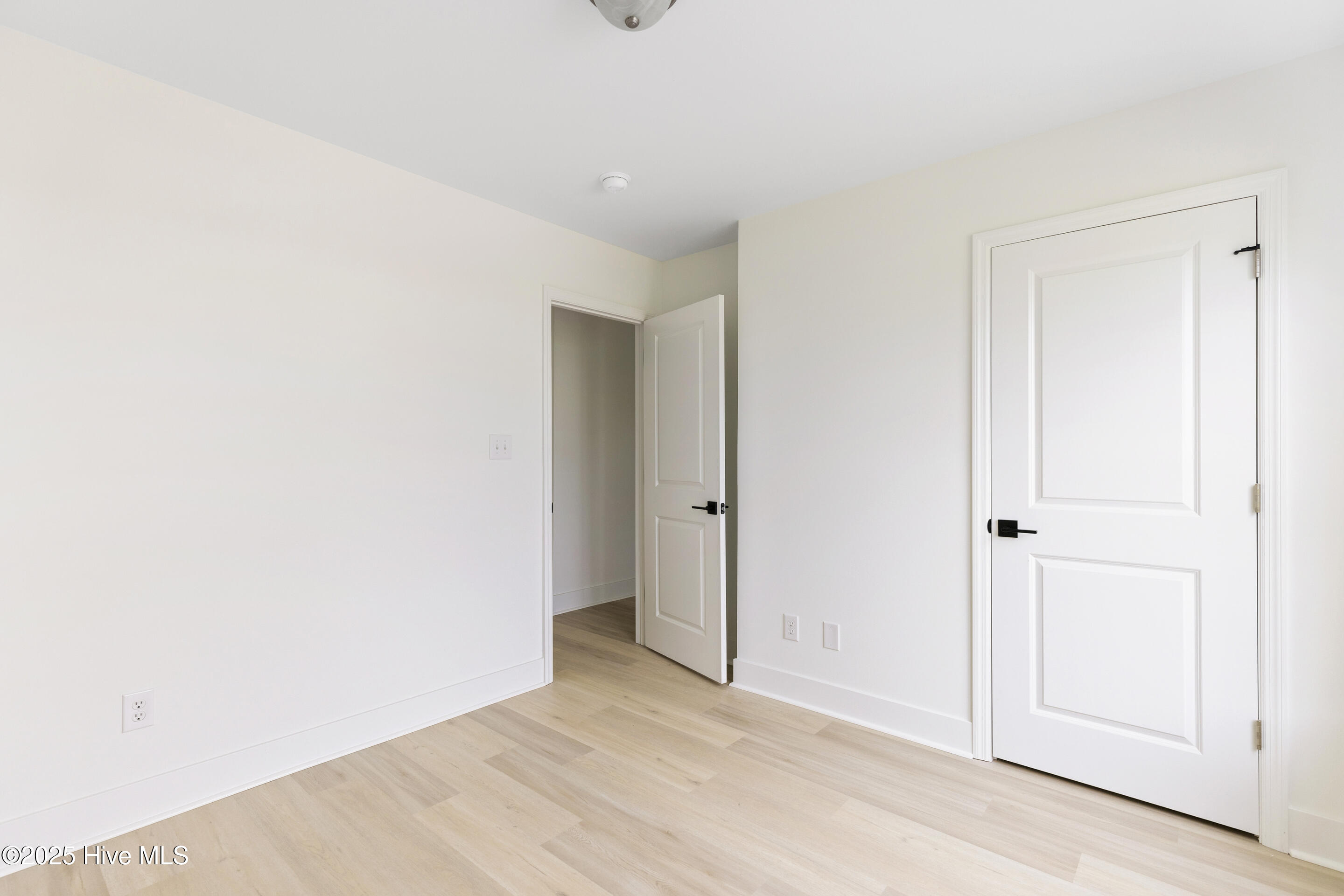 100548000 | Photo 25