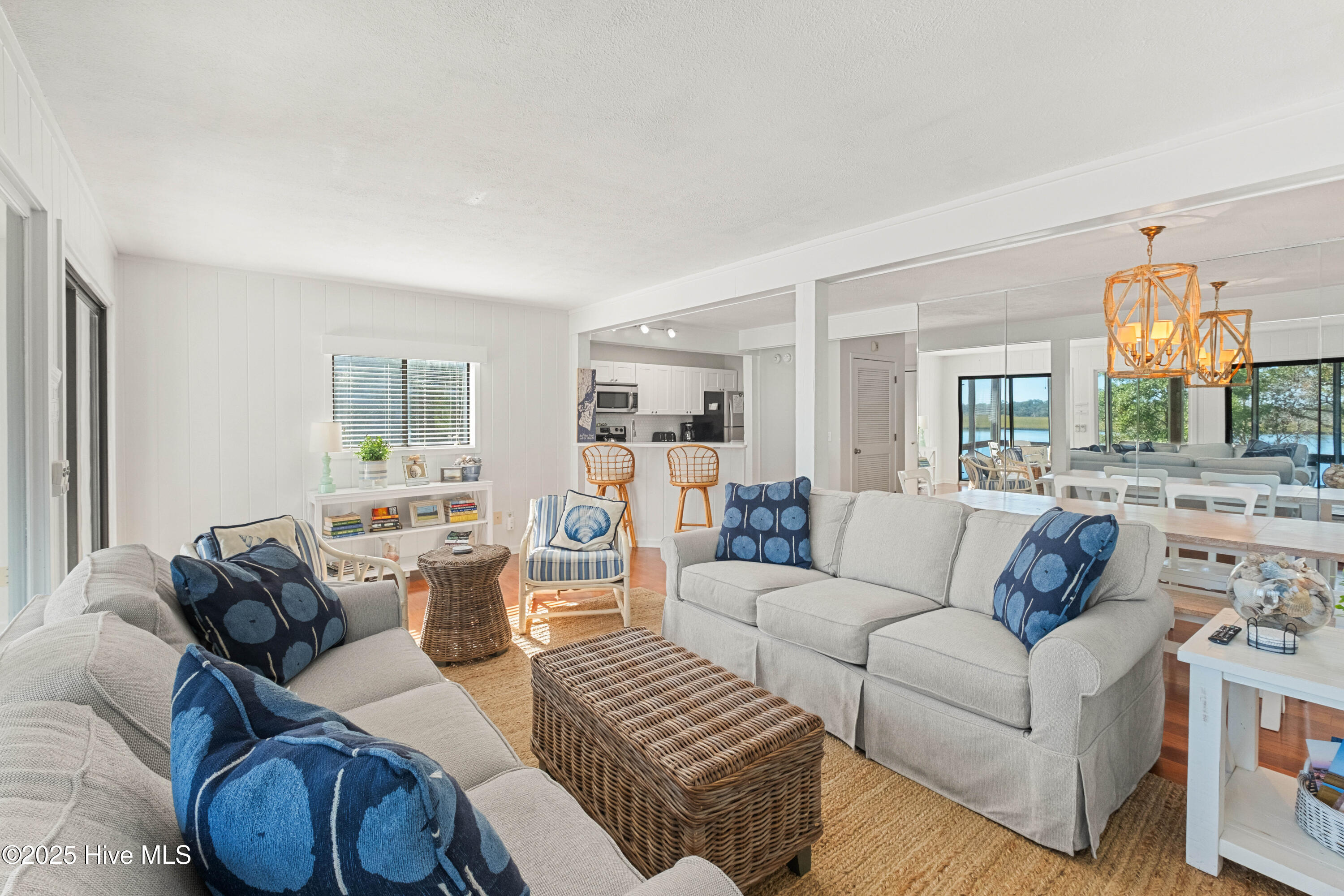 100540303 | Photo 16