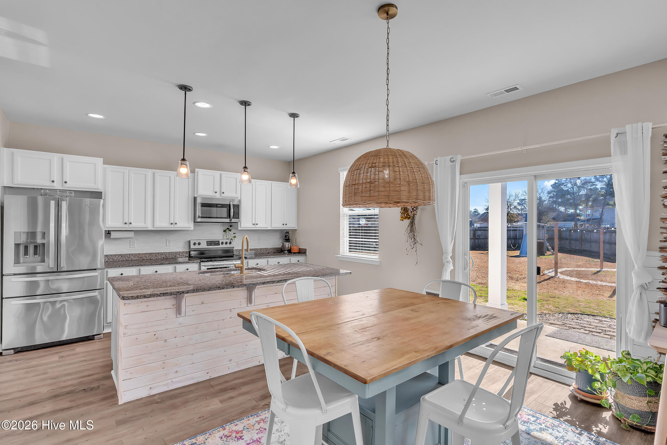 100566943 | Photo 12