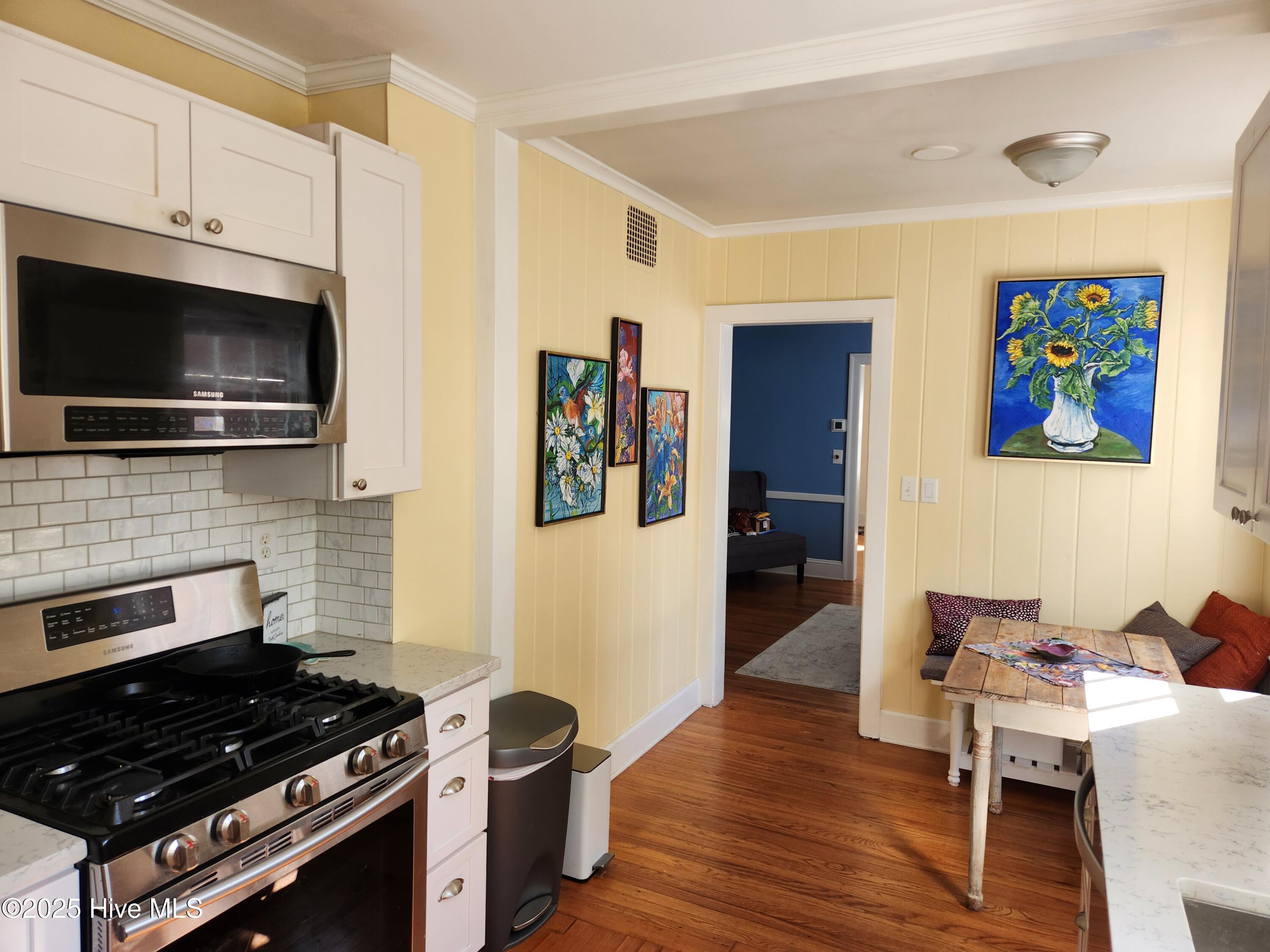 Kitchen w/ built in seating