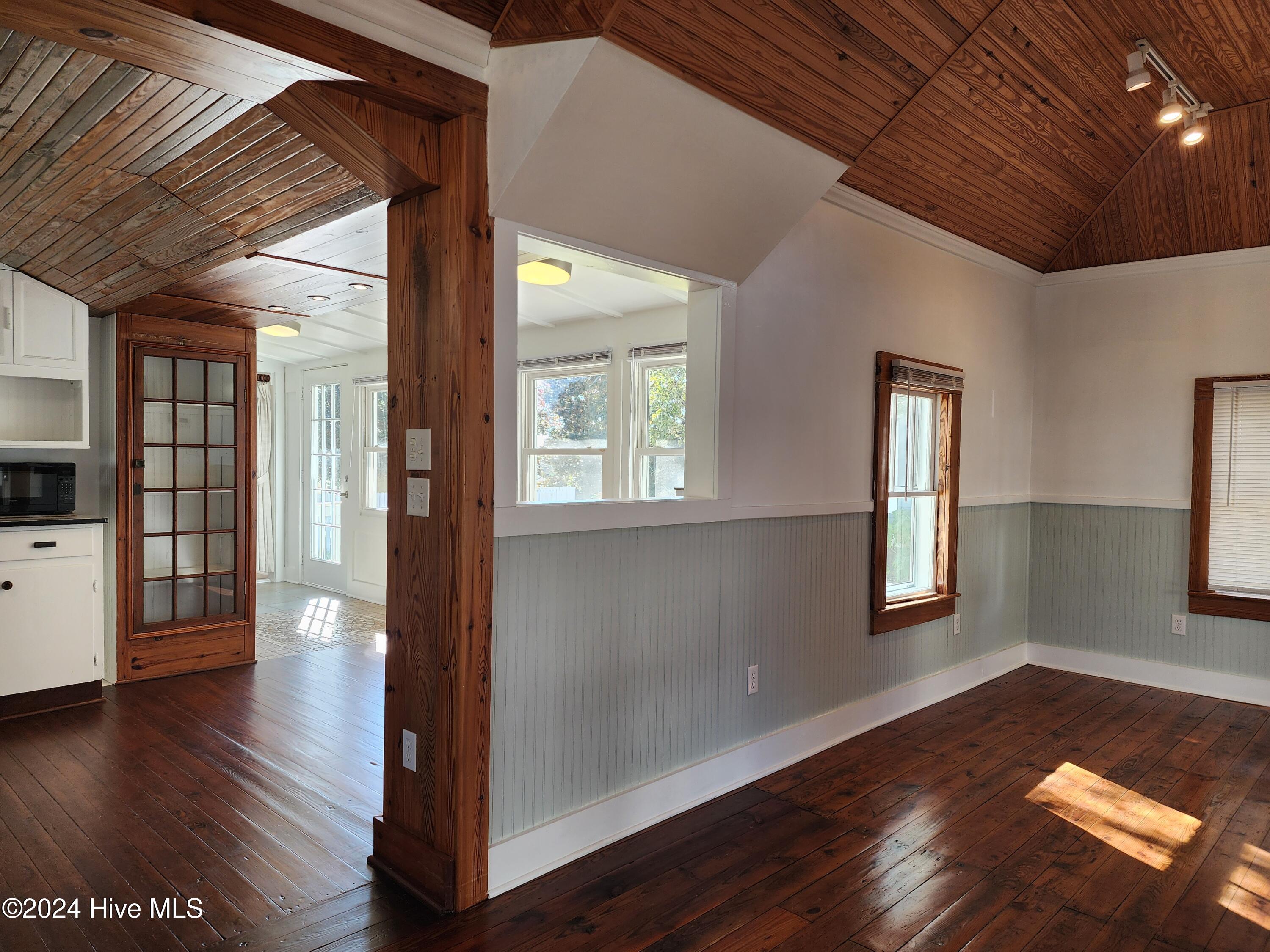 100570380 | Photo 13