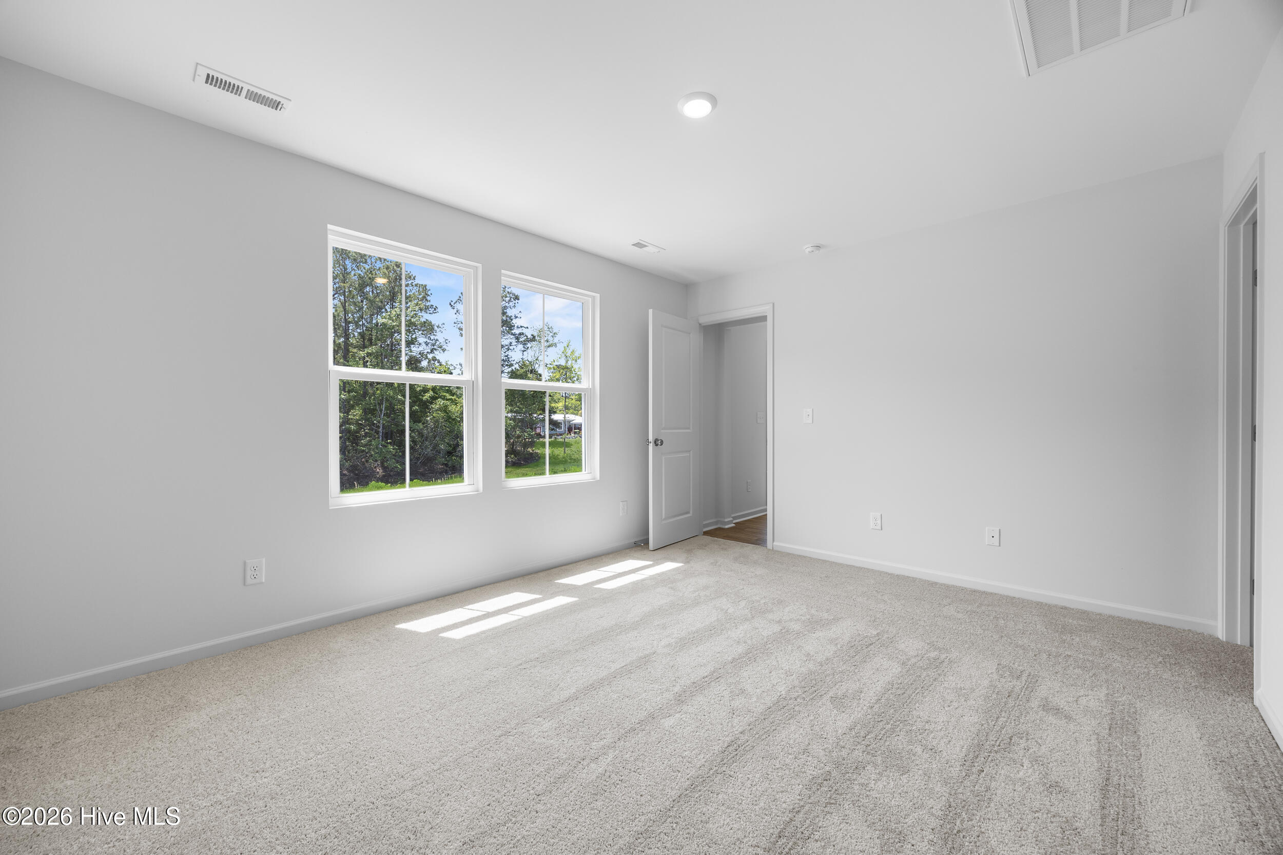 100570038 | Photo 15