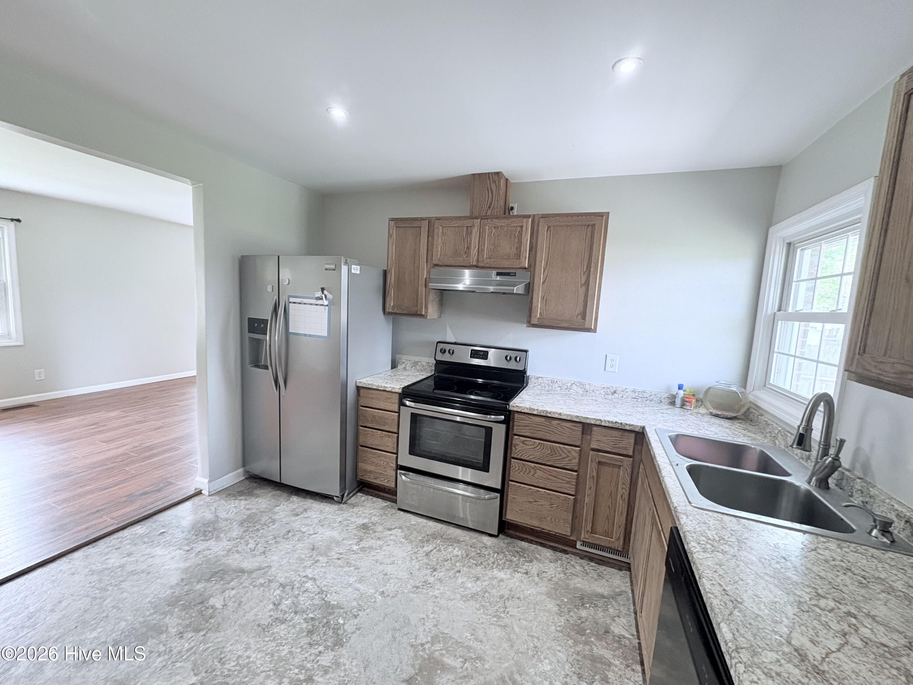 100566369 | Photo 23