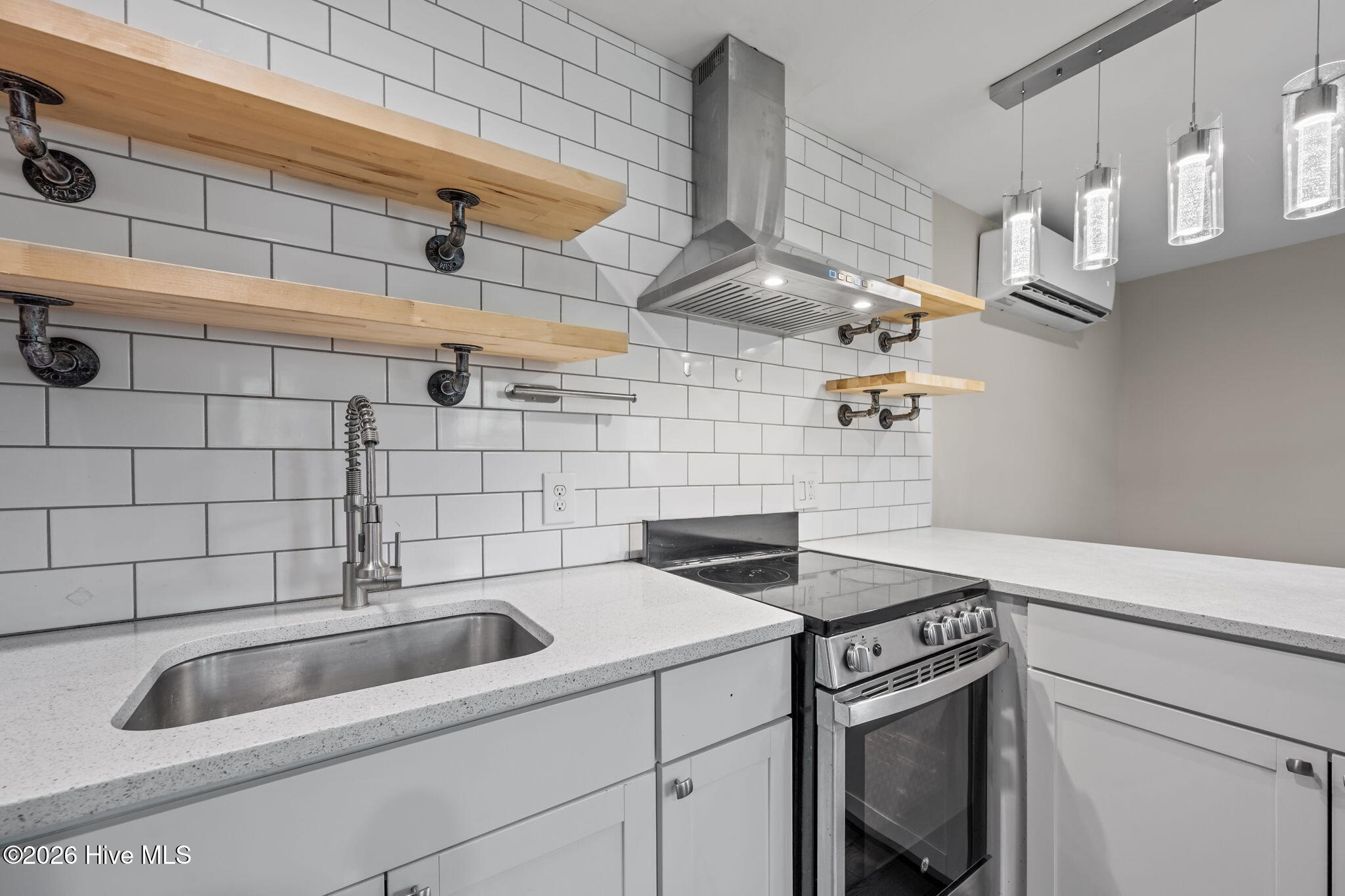 100565743 | Photo 15